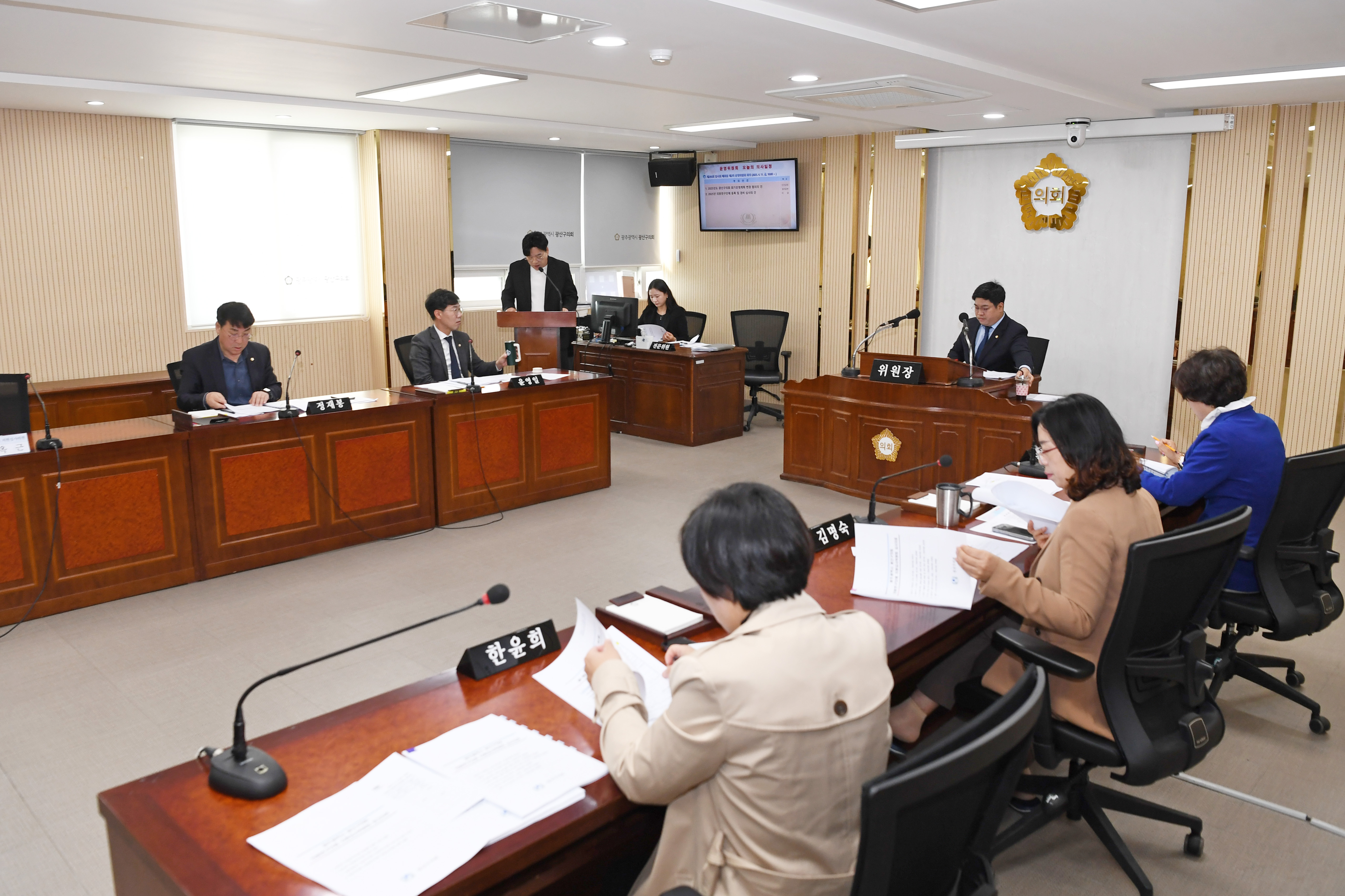 제295회 임시회 폐회 중 운영위원회 회의 첨부이미지 : 20240411 운영위원회 회의(연구단체 심사) (2).jpg