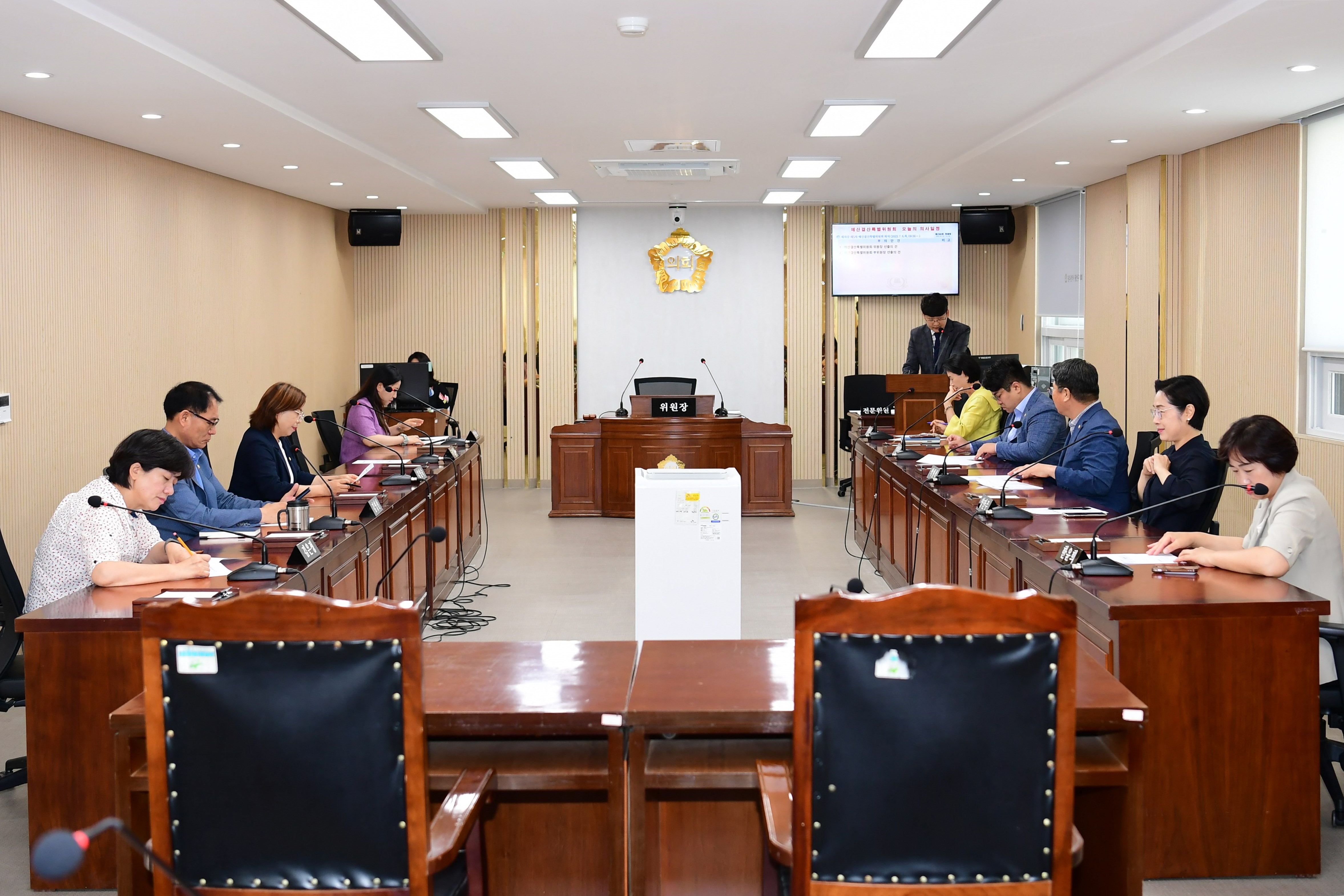 제280회 제1차정례회 폐회 중 예산결산특별위원회 첨부이미지 : 20230706 제280회 제1차정례회 폐회 중 예산결산특별위원회(위원장,부위원장 선출) (1).JPG