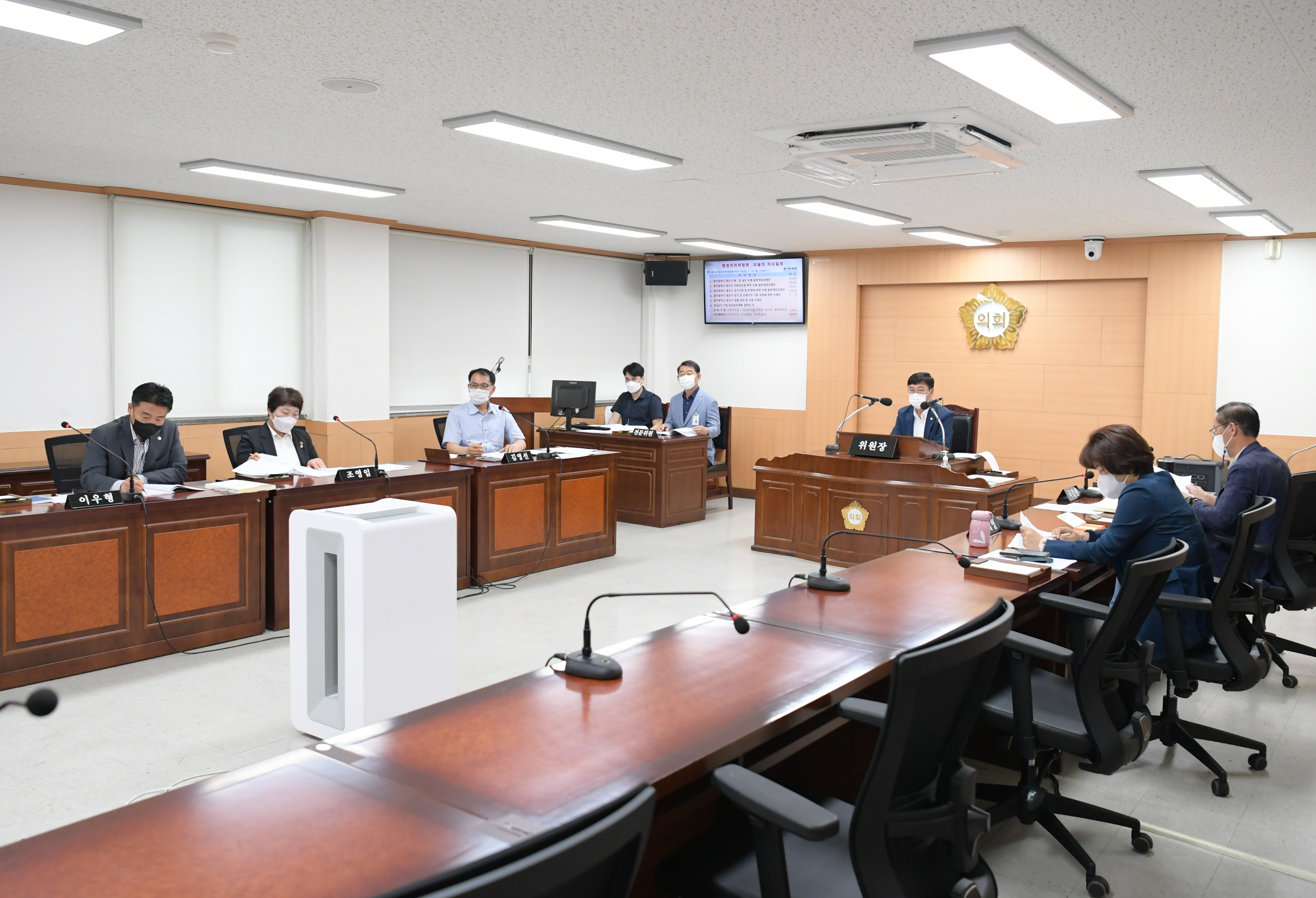  제273회 임시회 행정자치위원회 회의 첨부이미지 : 20220718 제273회 임시회 행정자치위원회 회의 안건심사  (1).JPG