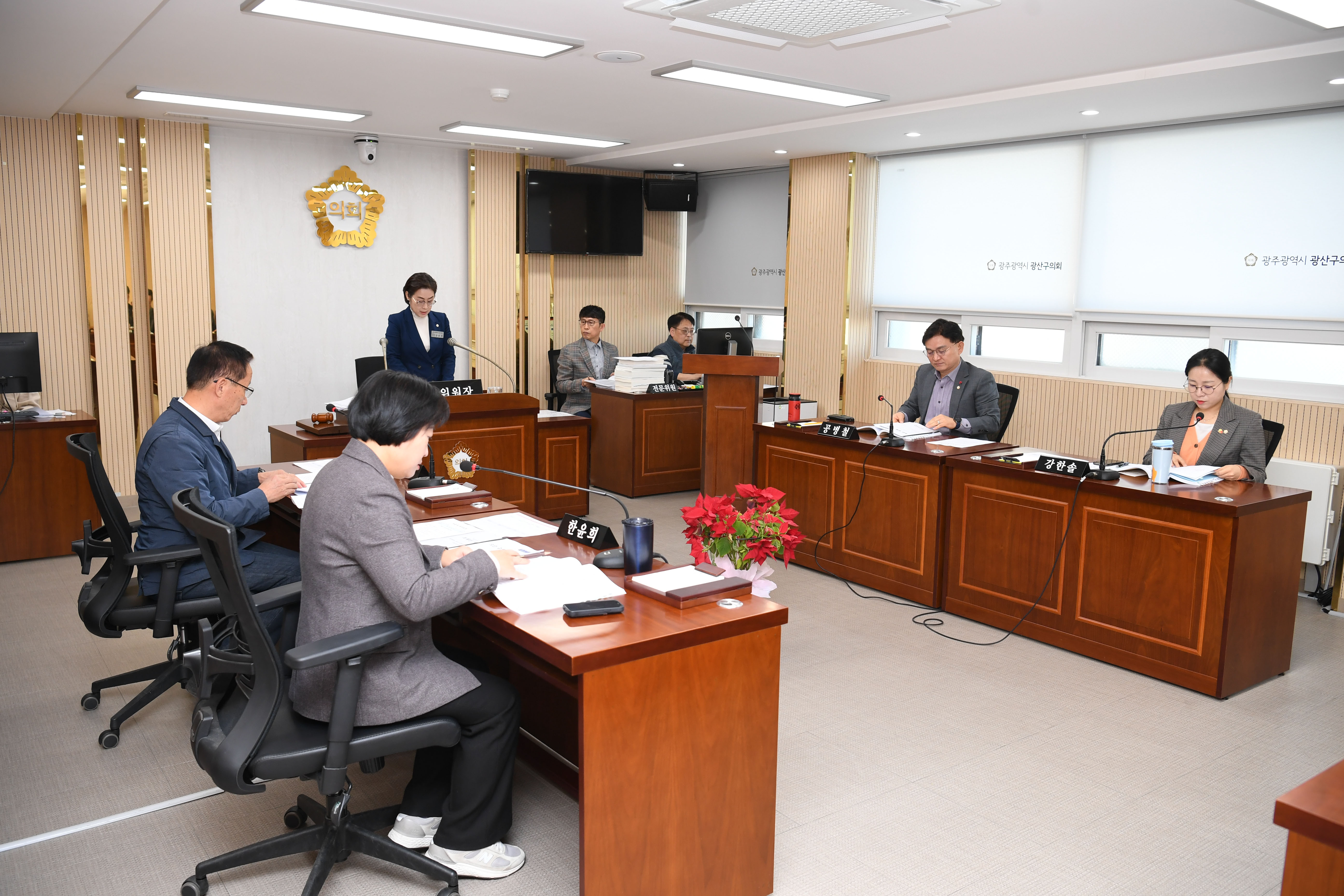 제301회 제2차 정례회 시민안전위원회 회의 첨부이미지 : 20251209 제301회 제2차정례회 시민안전위원회 회의(안건심사) (1).jpg