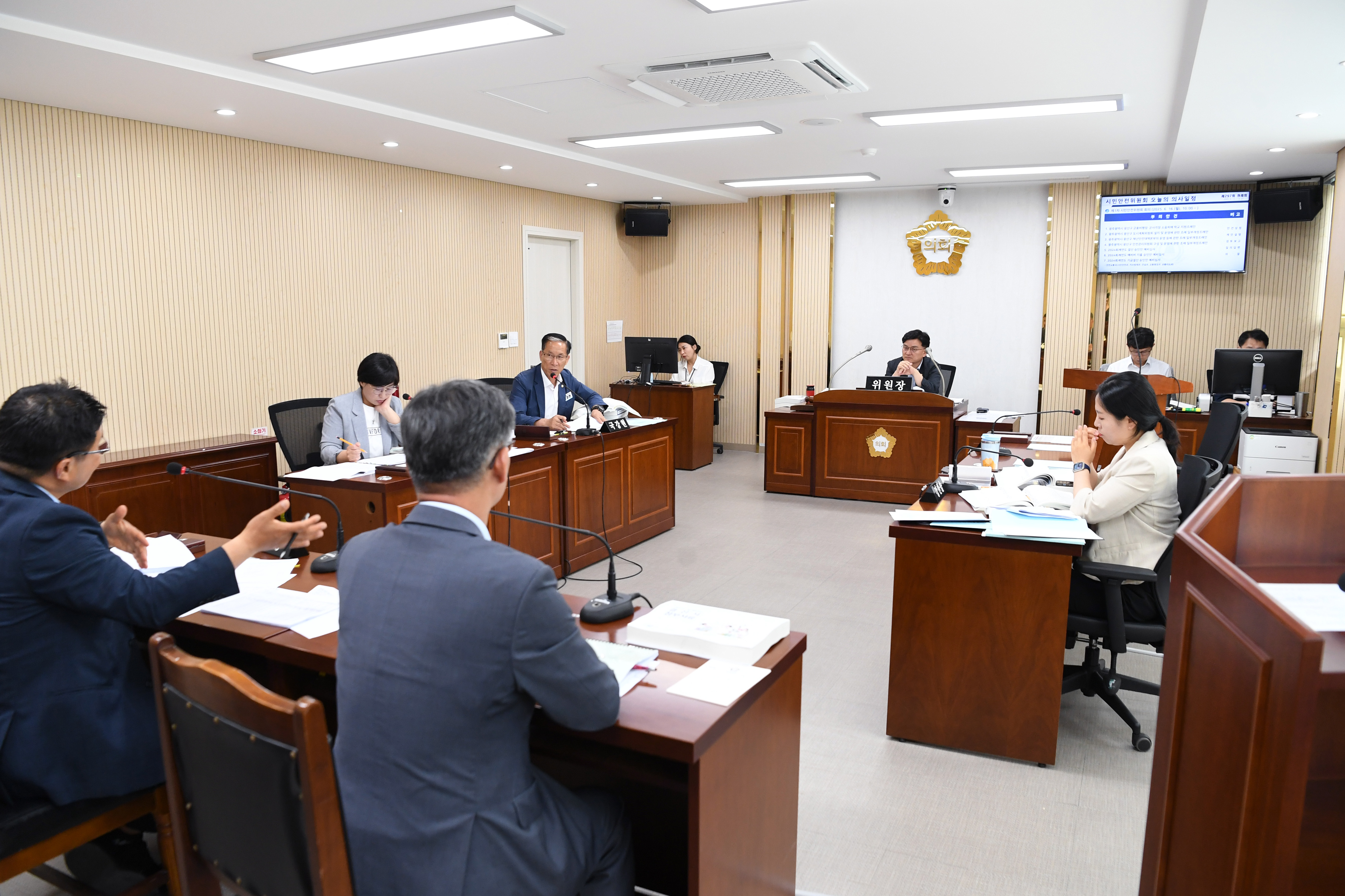 제297회 제1차 정례회 시민안전위원회 회의 첨부이미지 : 20250616 제297회 제1차정례회 시민안전위원회 회의(안건심사 및 _24 결산안 예비심사) (1).jpg