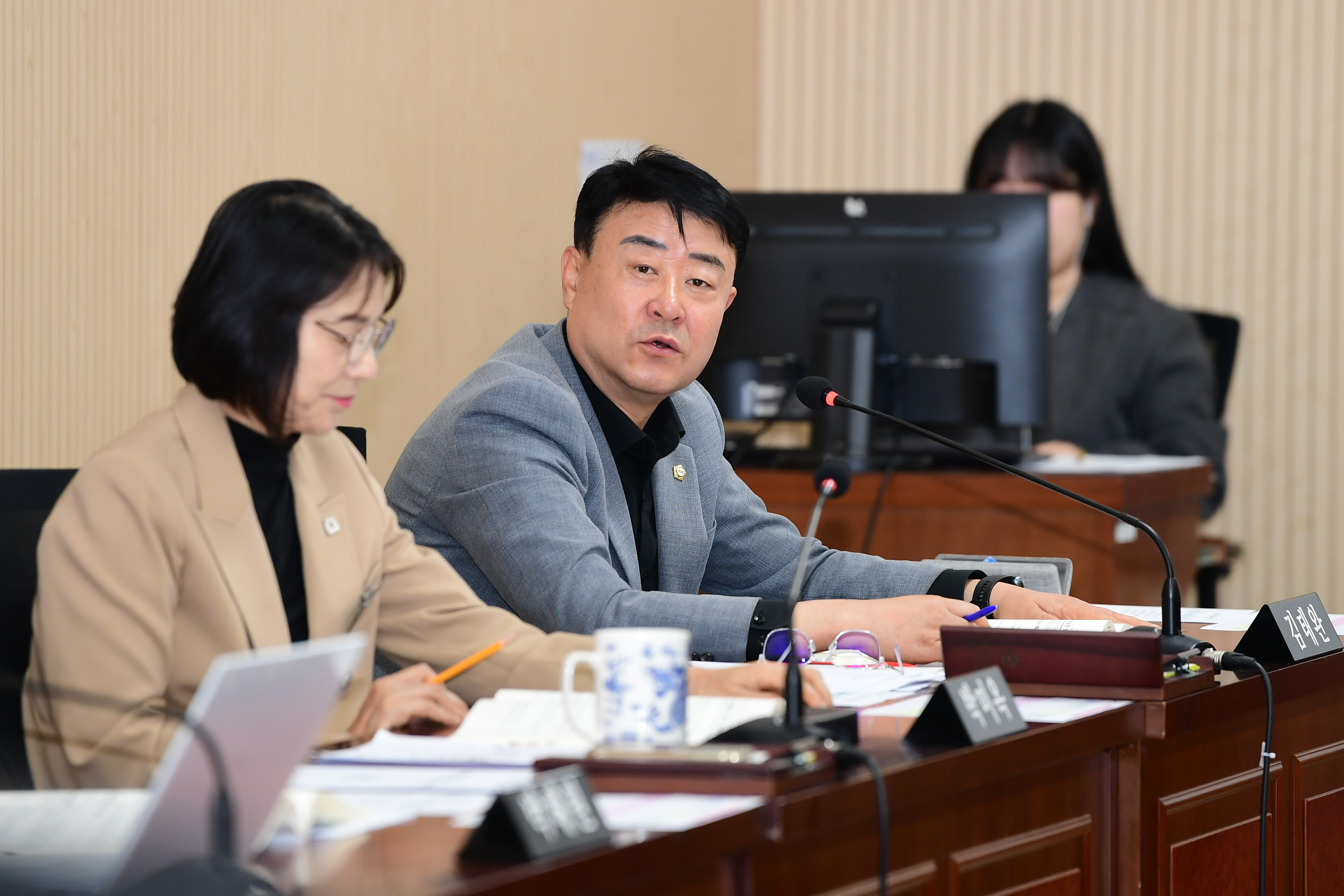 제300회 임시회 행정자치위원회 회의 첨부이미지 : 20251027 제300회 임시회 행정자치위원회 회의(행정사무처리사황 청취) (4).jpg