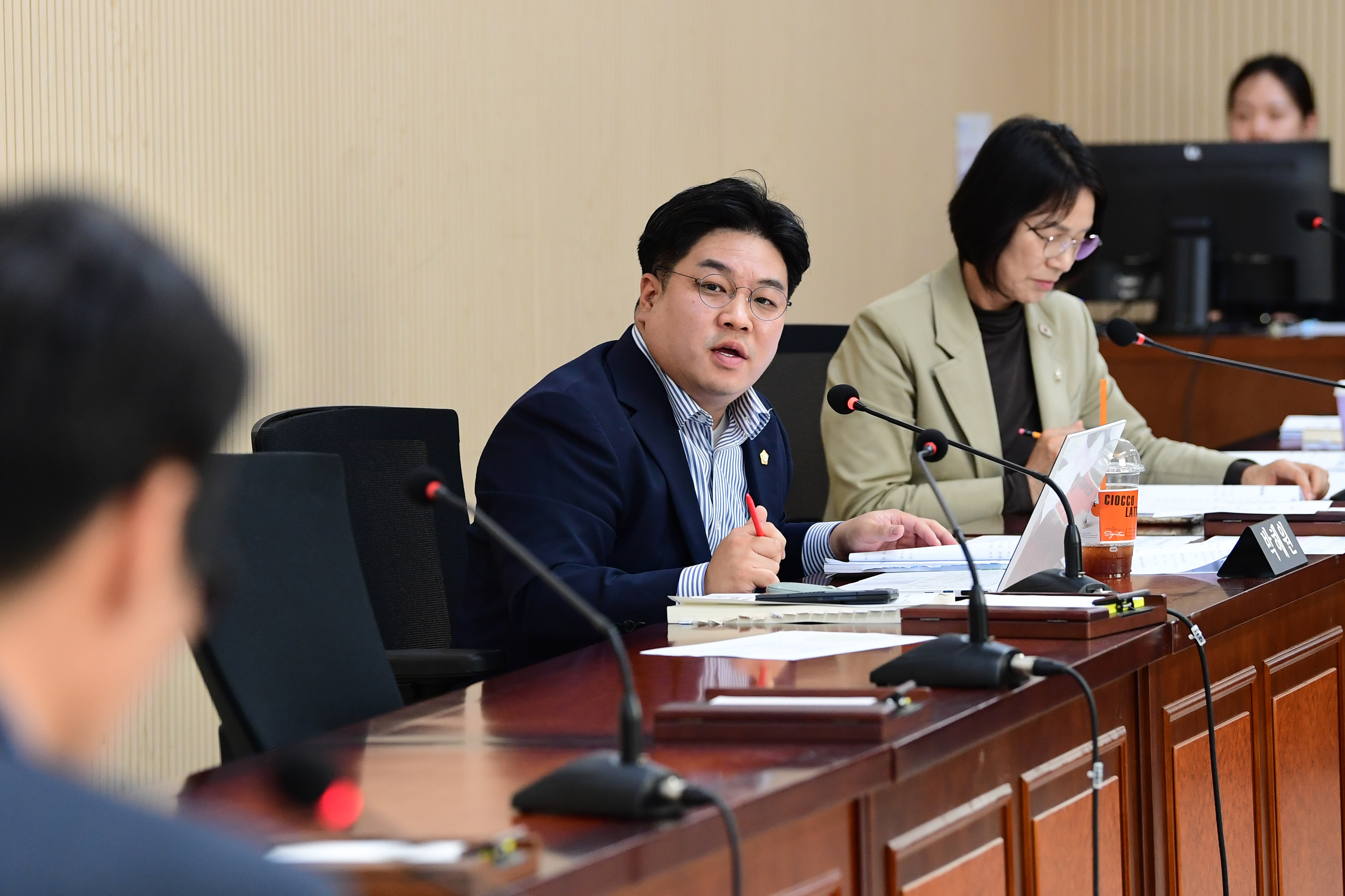 제300회 임시회 행정자치위원회 회의 첨부이미지 : 20251023 제300회 임시회 행정자치위원회 회의(안건심사) (24).jpg