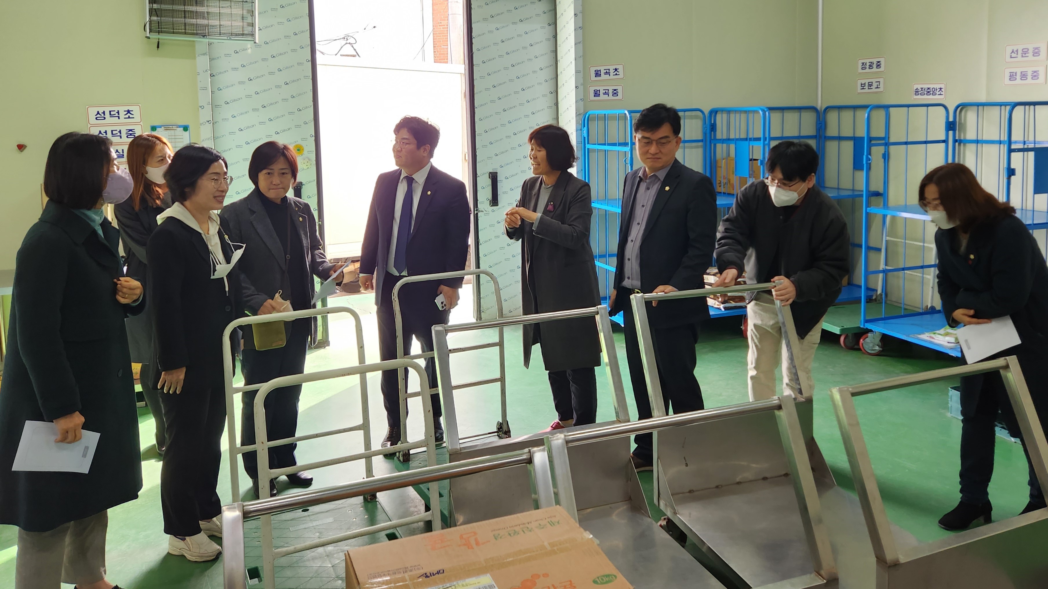 광산구의회 경제복지위, 주요 사업 ‘현장 점검’ 첨부이미지 : 2-1_광산구의회 경제복지위원회 현장점검(학교급식지원센터).jpg