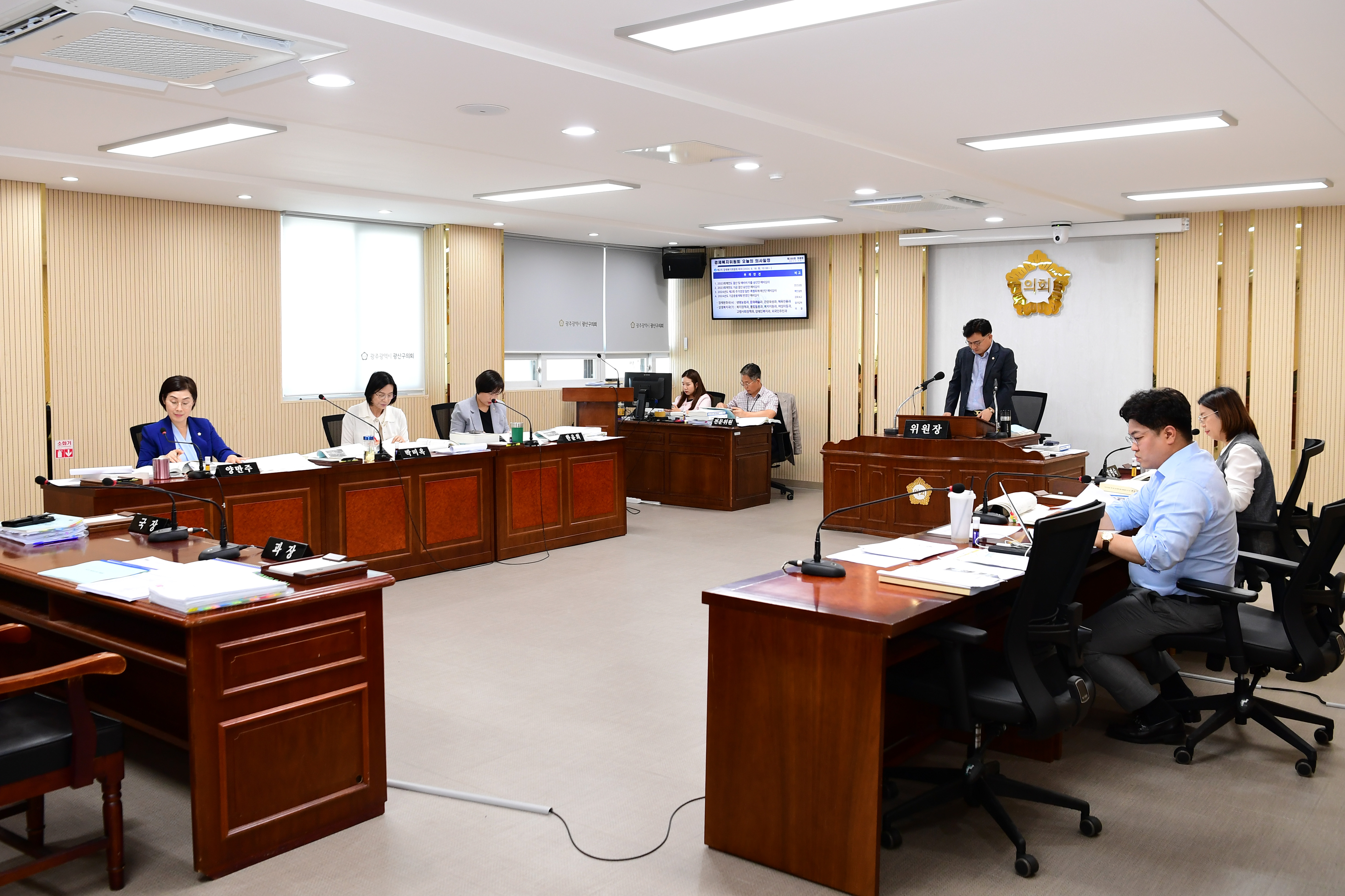 제288회 제1차 정례회 경제복지위원회 회의 첨부이미지 : 20240618 제288회 제1차정례회 경제복지위원회 회의(결산 및 추경 심사) (1).jpg