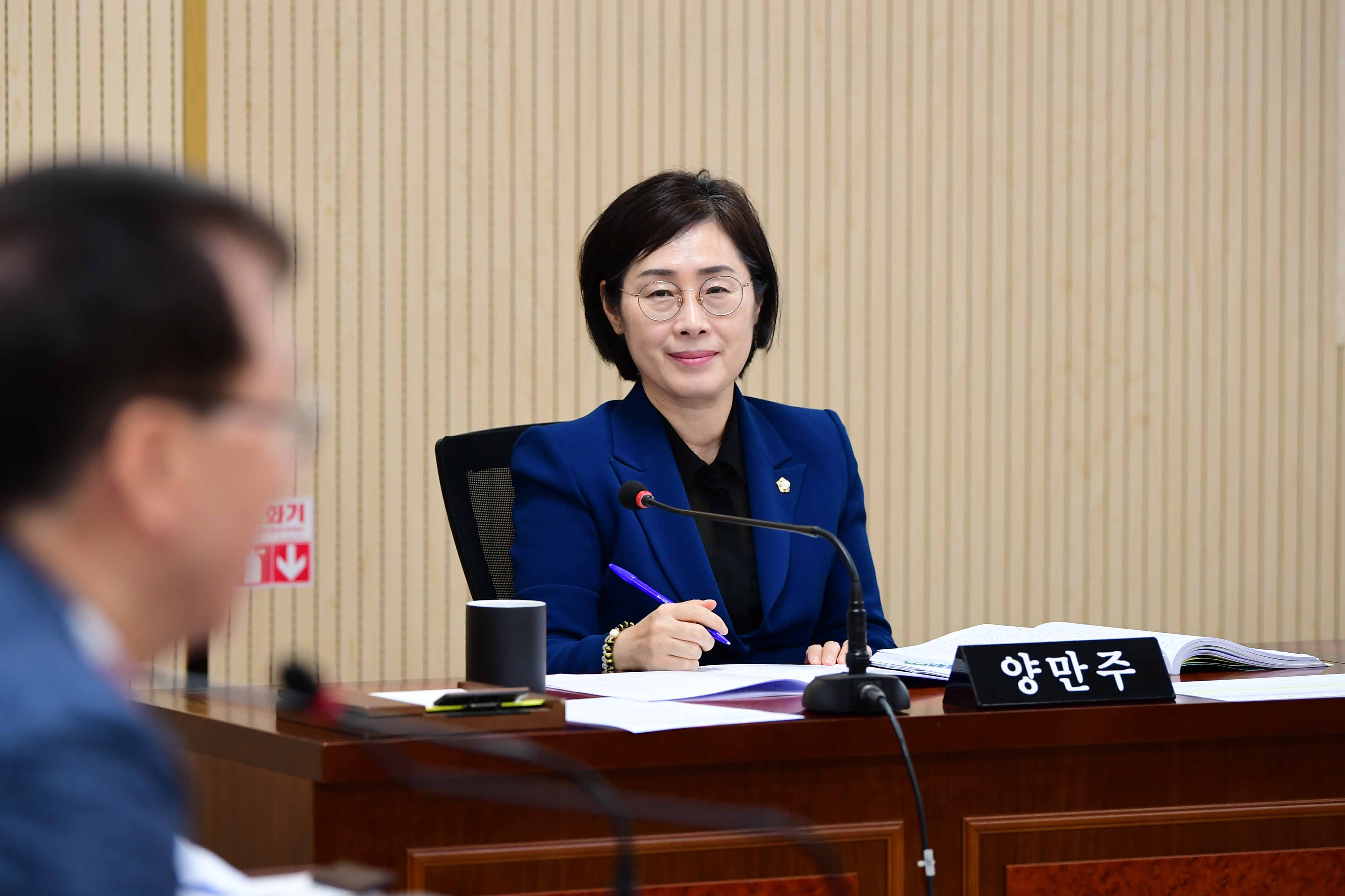 제287회 임시회 경제복지위원회 회의 첨부이미지 : 20240520 제287회 임시회 중 경제복지위원회 회의(안건심사) (9).jpg