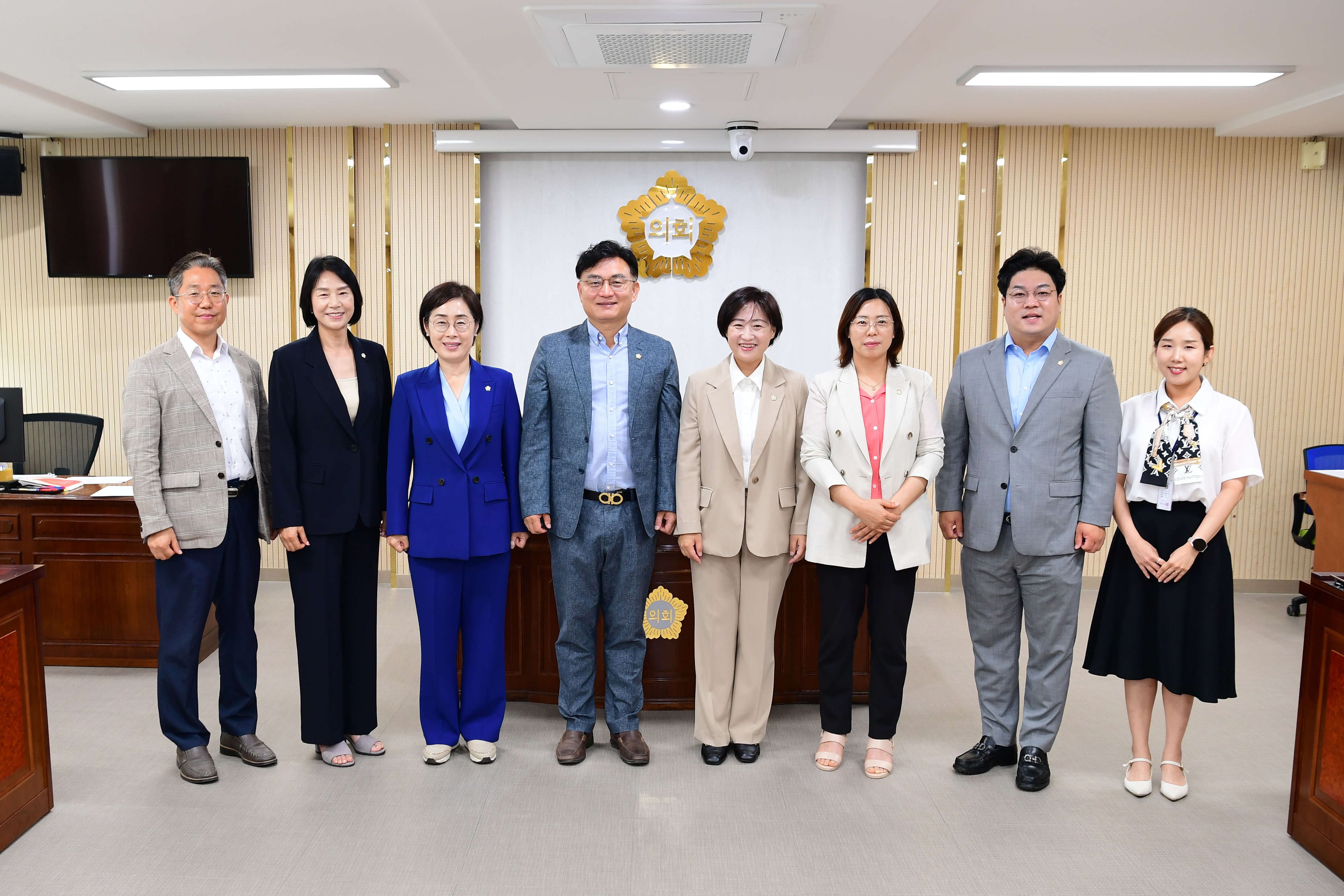 제288회 제1차 정례회 경제복지위원회 회의 첨부이미지 : 20240621 제9대 경제복지위원회 전반기 마지막 단체사진 (7).jpg