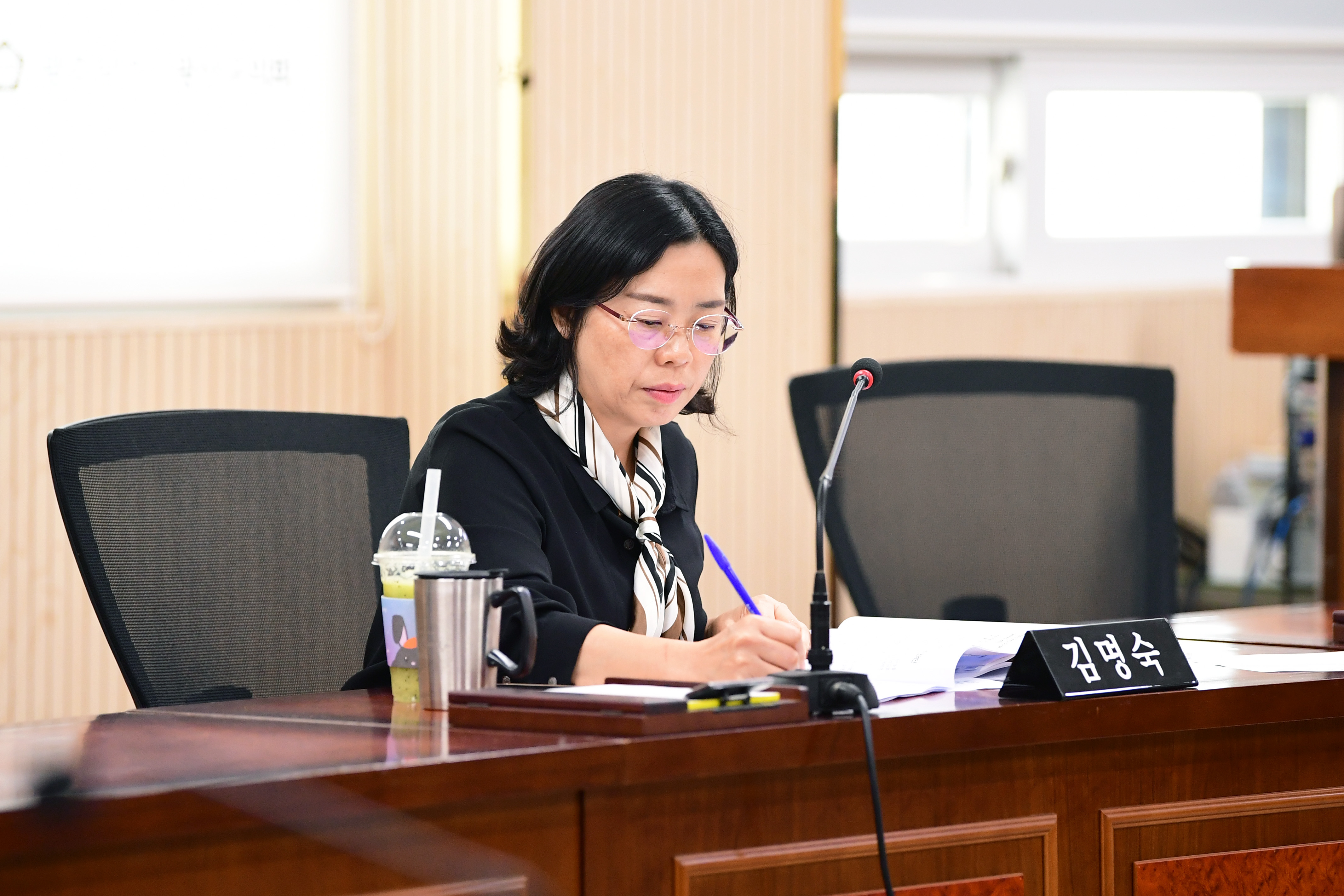 제300회 임시회 경제복지위원회 회의 첨부이미지 : 20251023 제300회 임시회 경제복지위원회 회의(안건심사) (27).jpg