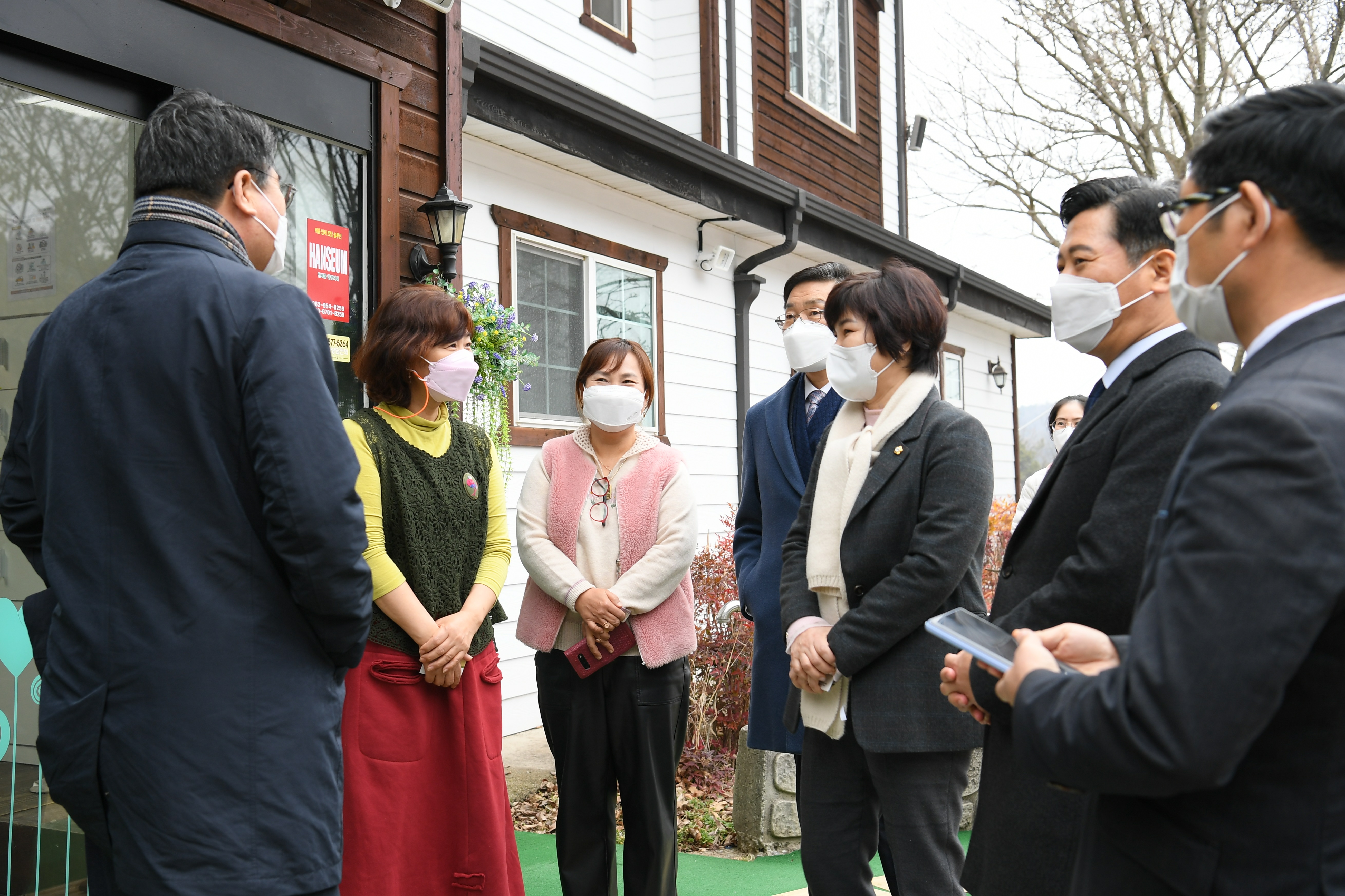 광산구의회 설 맞이 사회복지시설 등 위문품 전달 첨부이미지 : 2-3. 20220125 설맞이 지역사회 위문활동(본량 로뎀나무아래).JPG