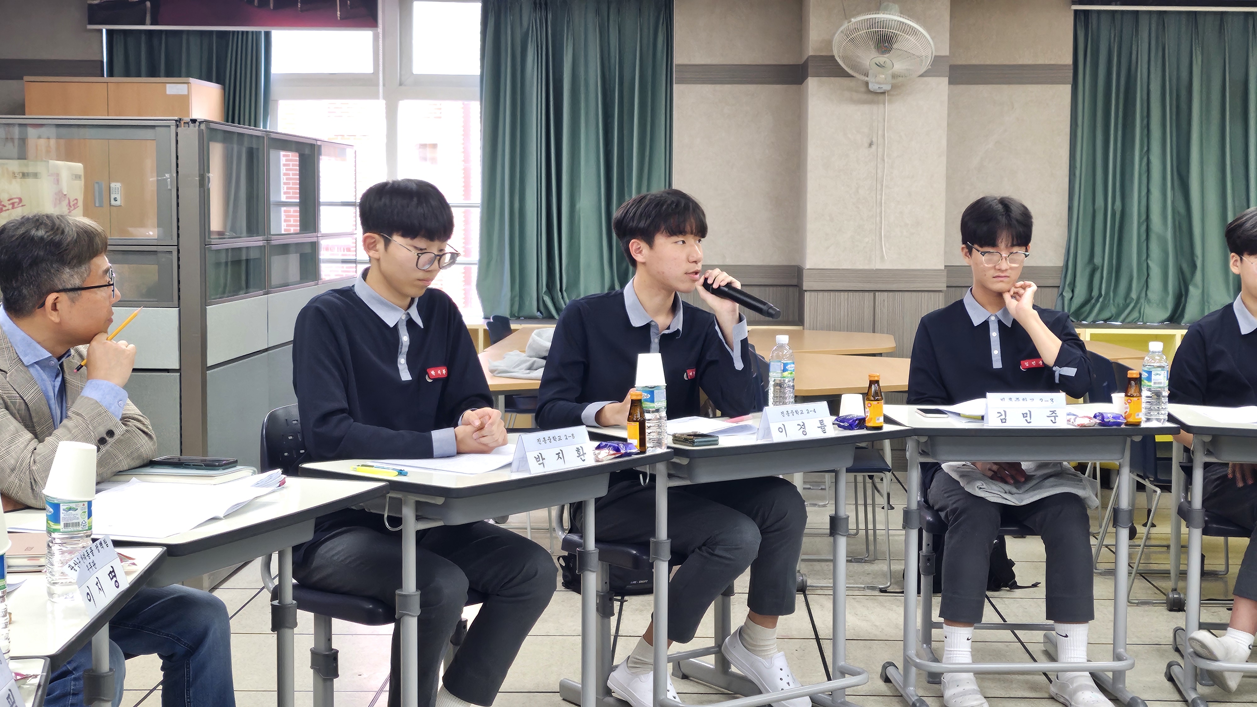 광산구의회, 진흥중 학생들과 ‘반려동물 정책’ 논의 첨부이미지 : 2-3_20241106_광산구의회, 진흥중 학생들과 ‘반려동물 정책’ 논의.jpg