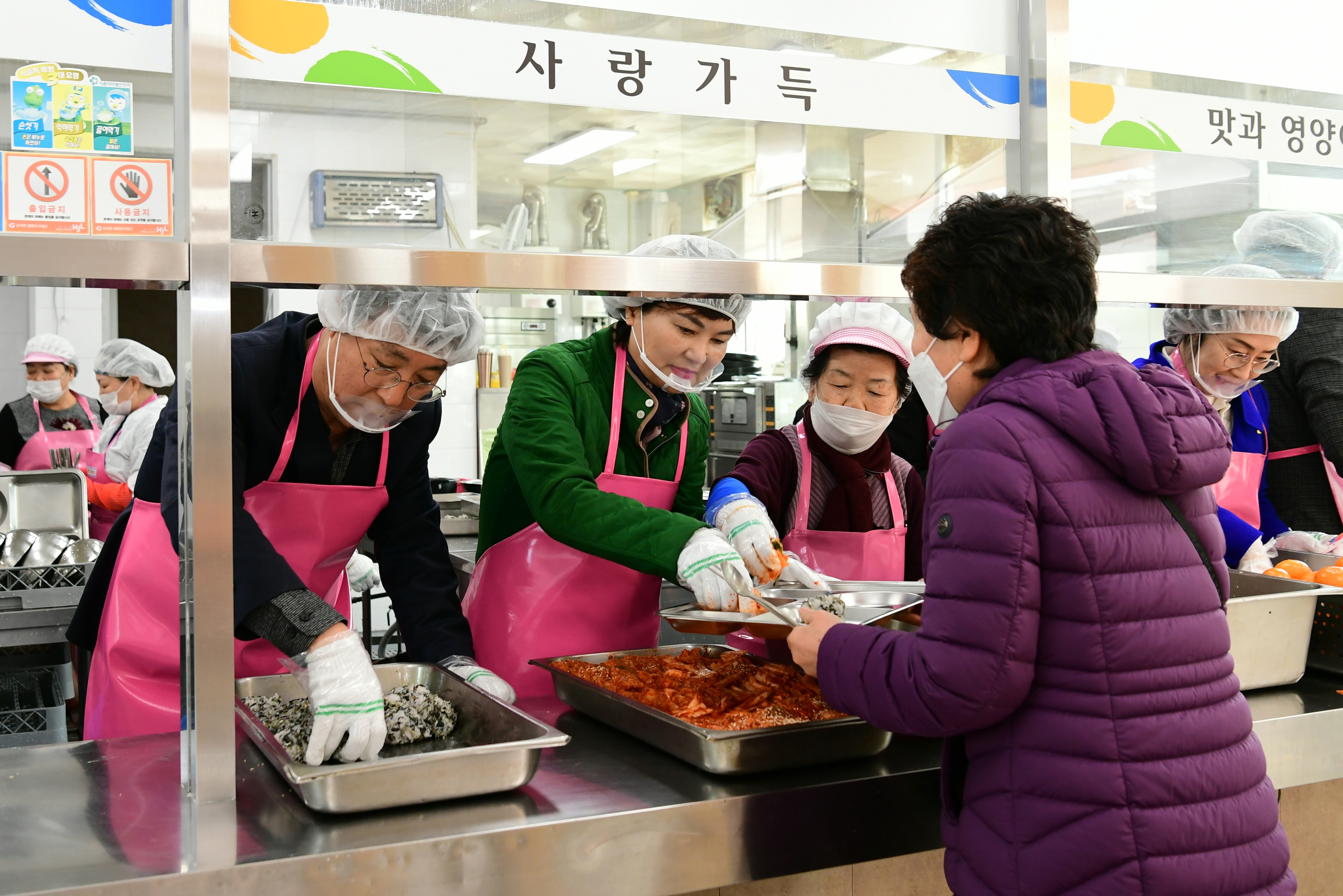 광산구의회, ‘신년 배식봉사’로 올해 첫 행보 알려 첨부이미지 : 2-5_20240111_광산구의회, ‘신년 배식봉사’로 올해 첫 행보 알려.jpeg