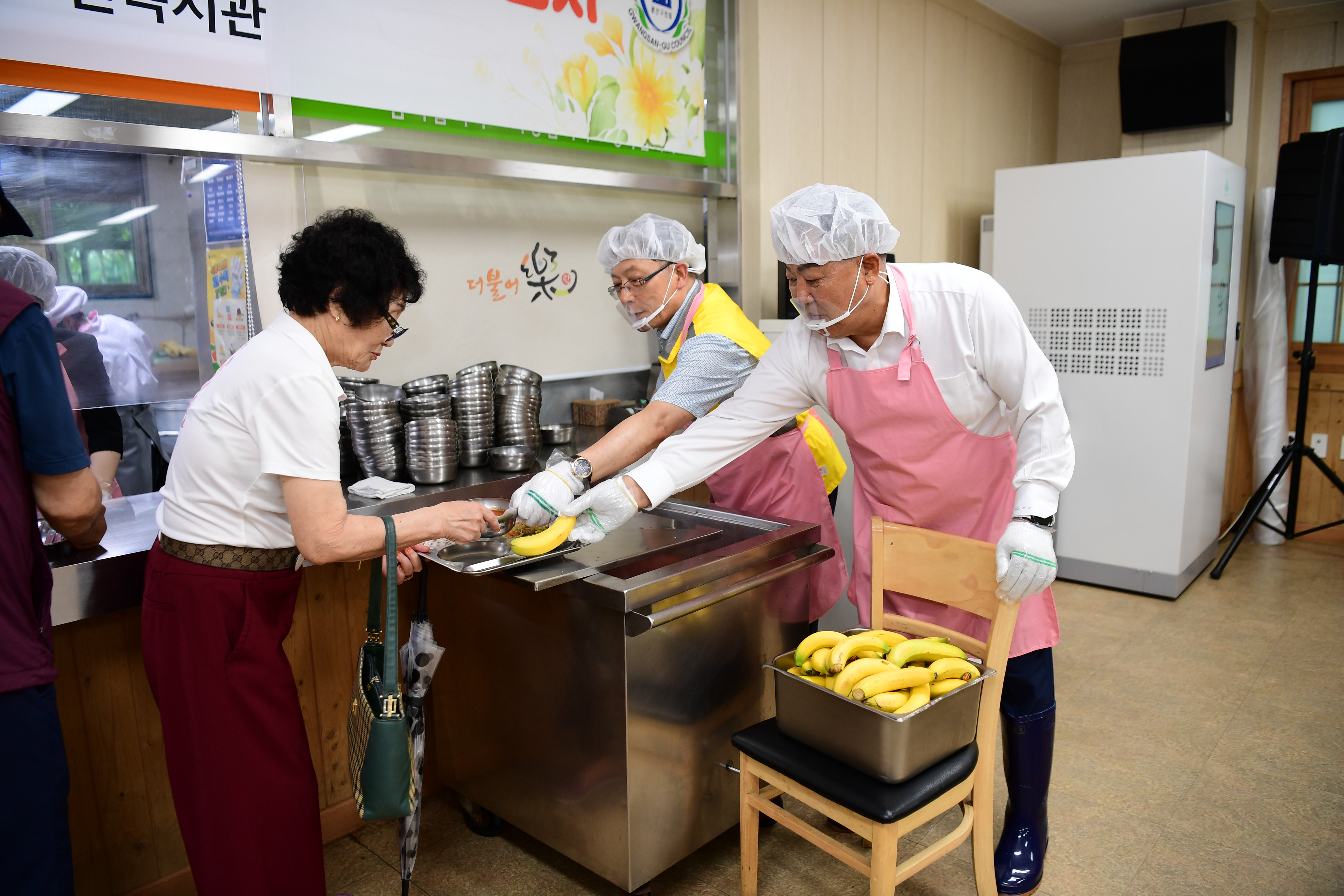 광산구의회 의장단, 배식 봉사로 후반기 활동 첫걸음 첨부이미지 : 2-1_20240709_광산구의회 의장단, 배식 봉사로 후반기 활동 첫걸음.jpeg
