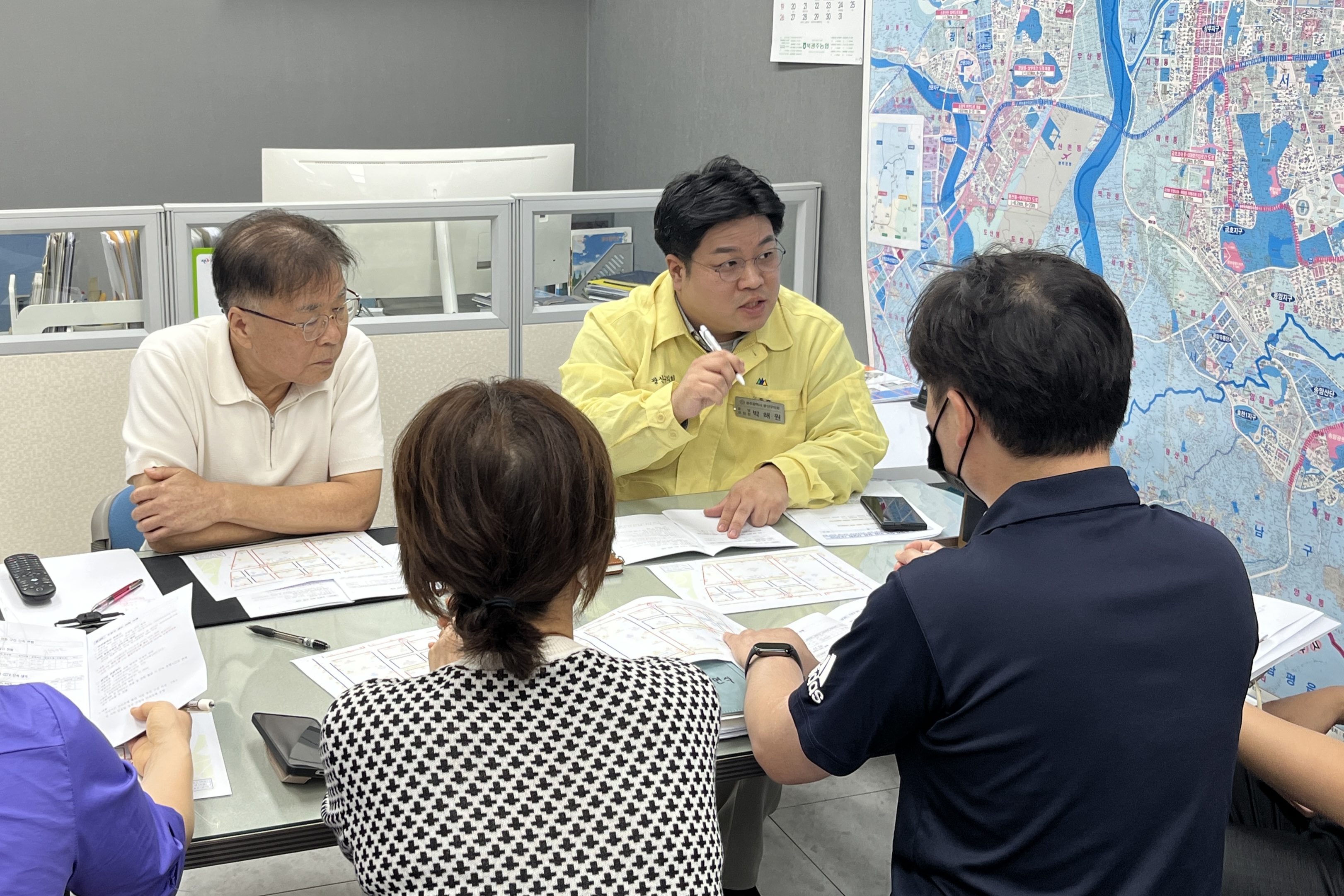 광산구의회, 주정차단속으로 상권침체 '첨단2동 현장간담회' 첨부이미지 : 2-2_20250919_광산구의회, 주정차단속으로 상권침체 ‘첨단2동 현장간담회’.jpg
