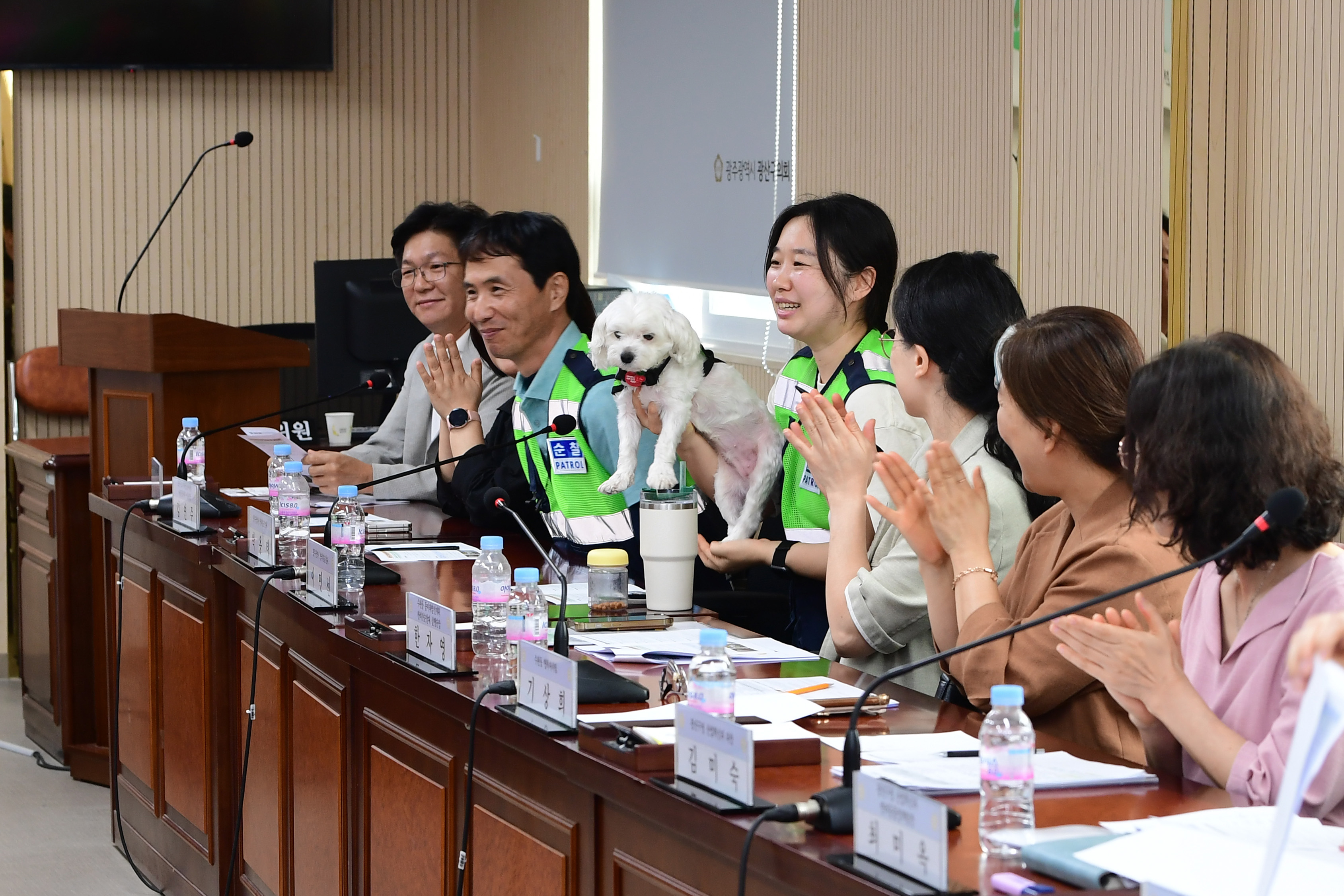 광산구의회, '반려견순찰대 활성화' 정책간담회 개최 첨부이미지 : 2-3_20250901_광산구의회, ‘반려견순찰대 활성화’ 정책간담회 개최.jpg