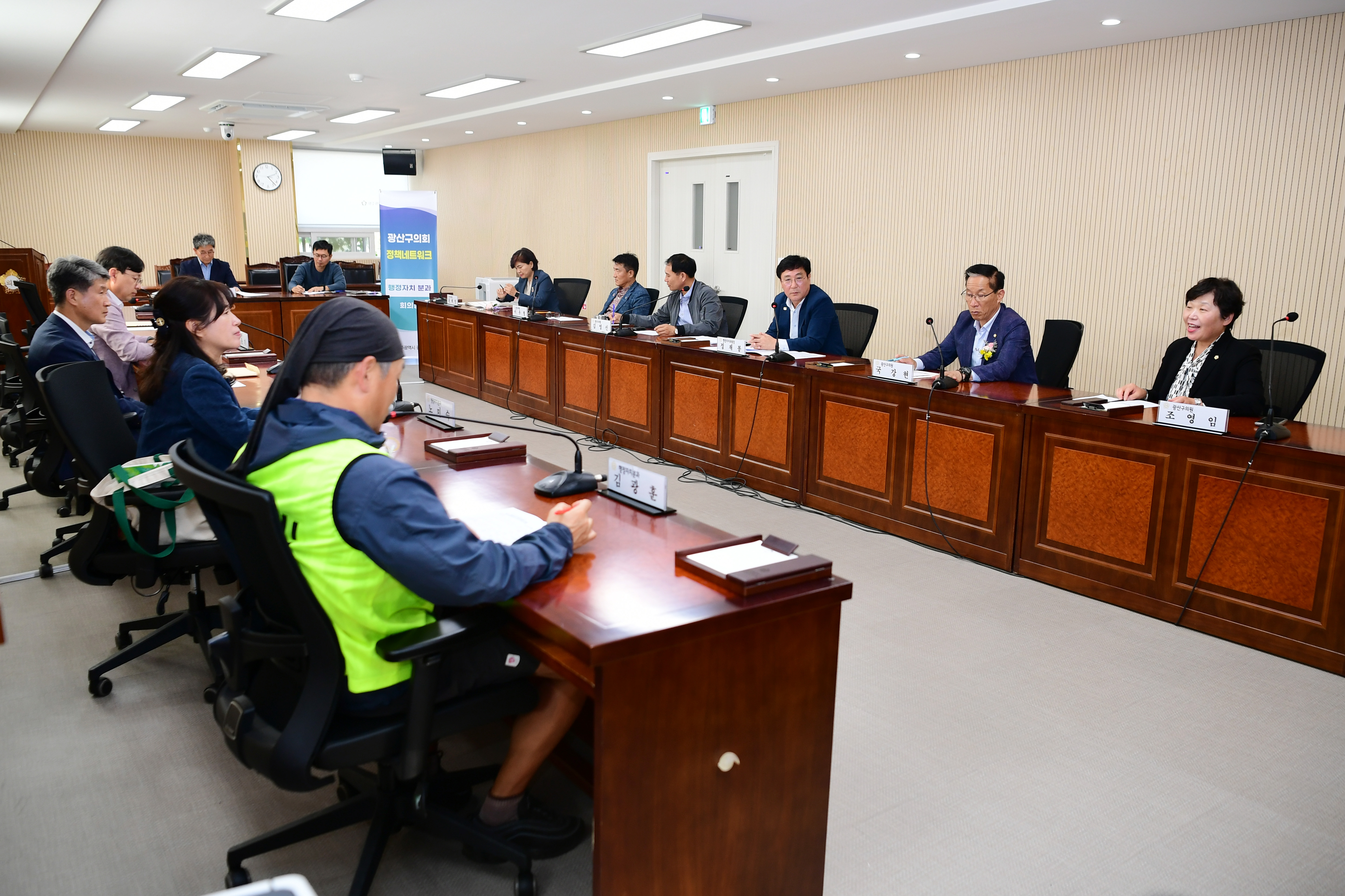 광산구의회, 정책네트워크 첫 분과회의…‘공부하는 의회’ 구현 첨부이미지 : 2-2_20231019_광산구의회 정책네트워크 행정자치분과 제1차 정기회의.jpg