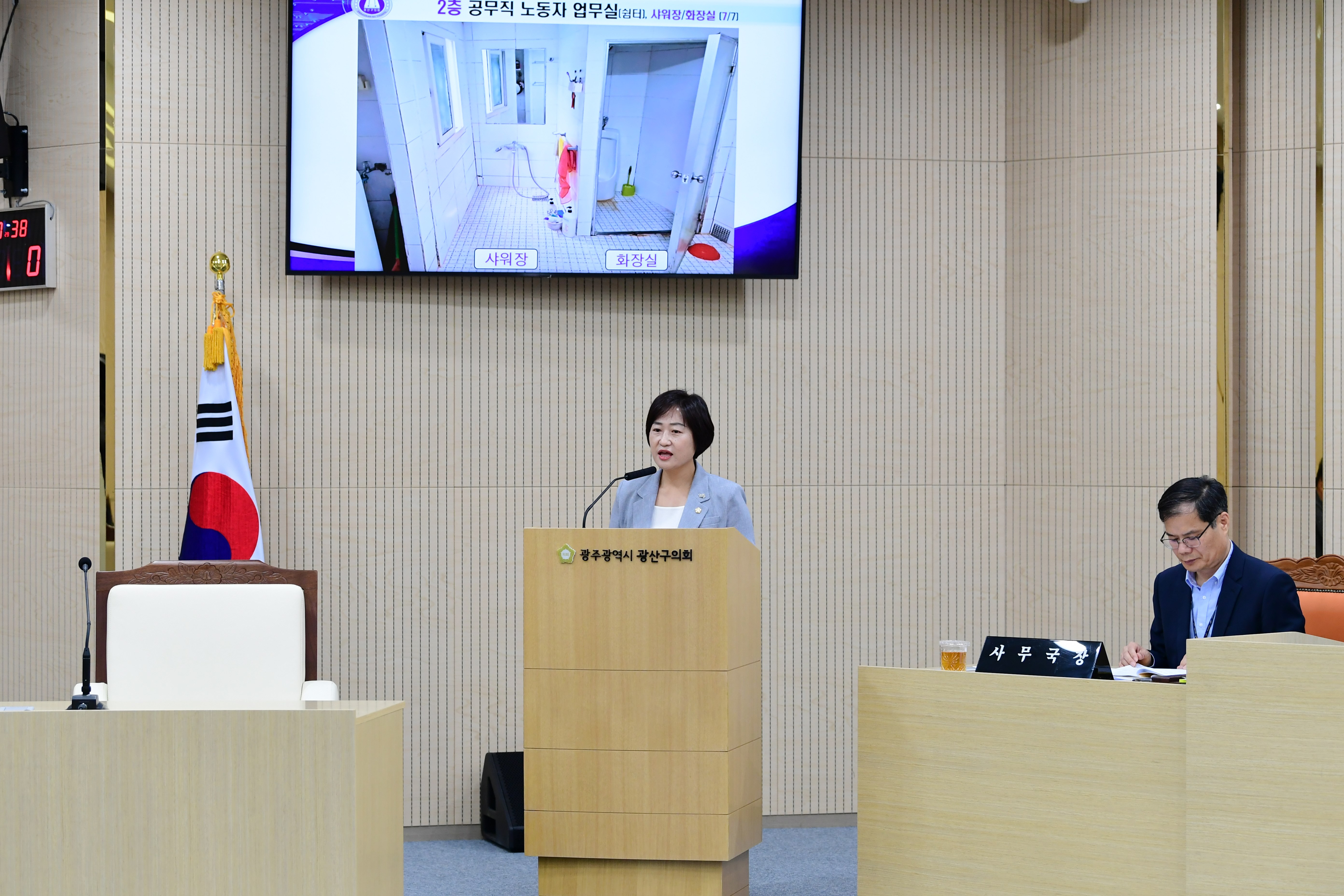 한윤희 광산구의원, ‘공무직 노동자 휴식권·수완동 복합청사’ 날 선 질의 첨부이미지 : 2-1_20230622_제280회 정례회 제2차 본회의 한윤희 의원 구정질문.JPG