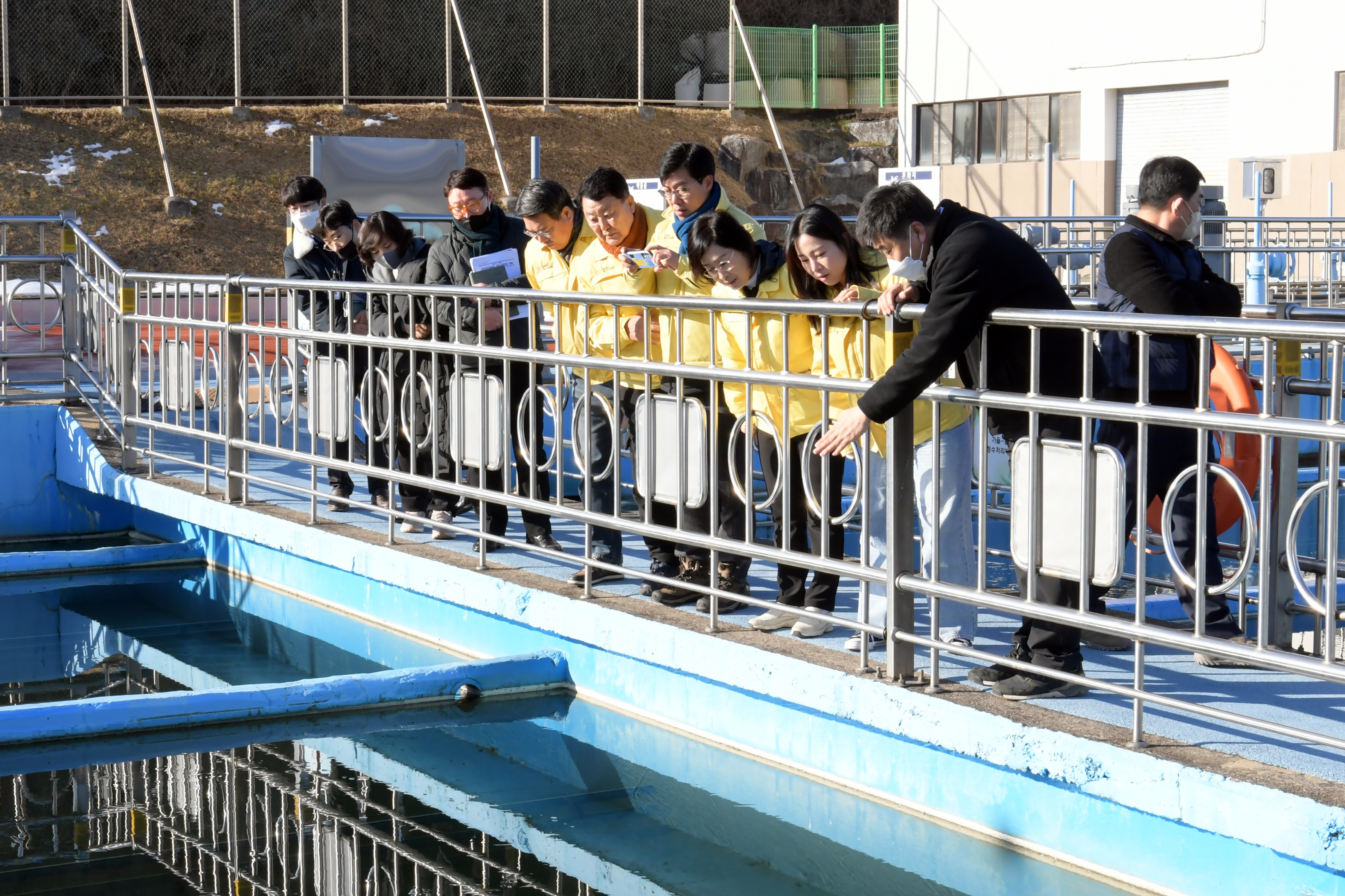광산구의회 시민안전위, ‘식수원 고갈 대응’ 현장방문 첨부이미지 : 2-1_20230112_시민안전위원회 현장활동(덕남정수사업소).JPG
