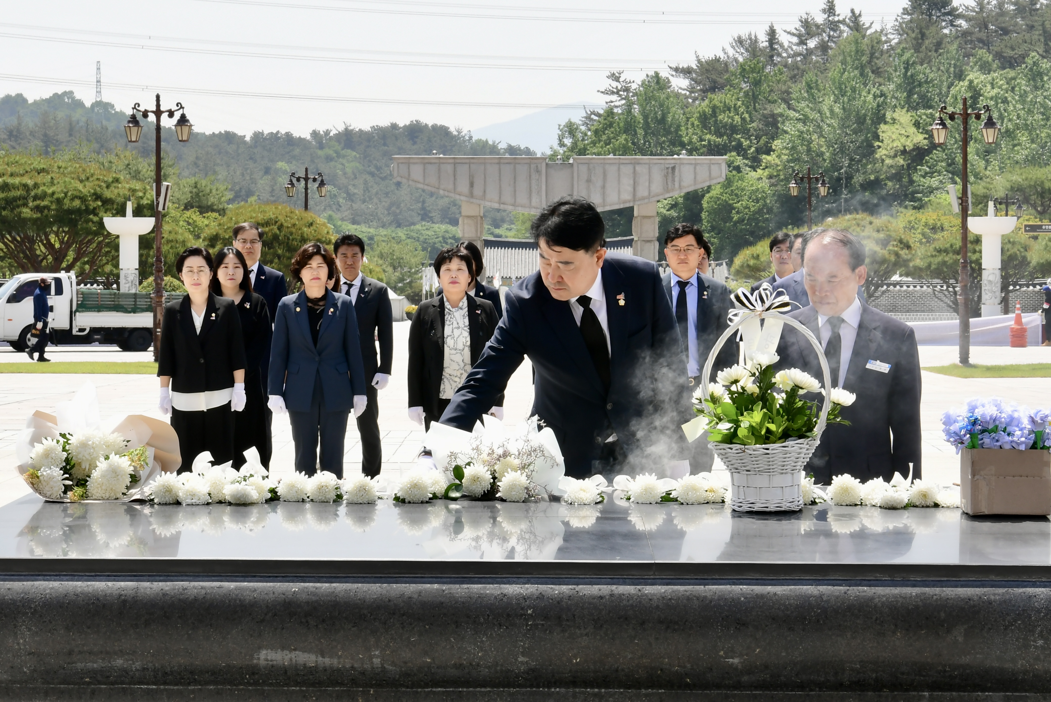 광산구의회, ‘5·18민주화운동 43주년’ 민주묘지 합동 참배 첨부이미지 : 2-2_20230516_광산구의회, ‘5·18민주화운동 43주년’ 민주묘지 합동 참배.jpeg