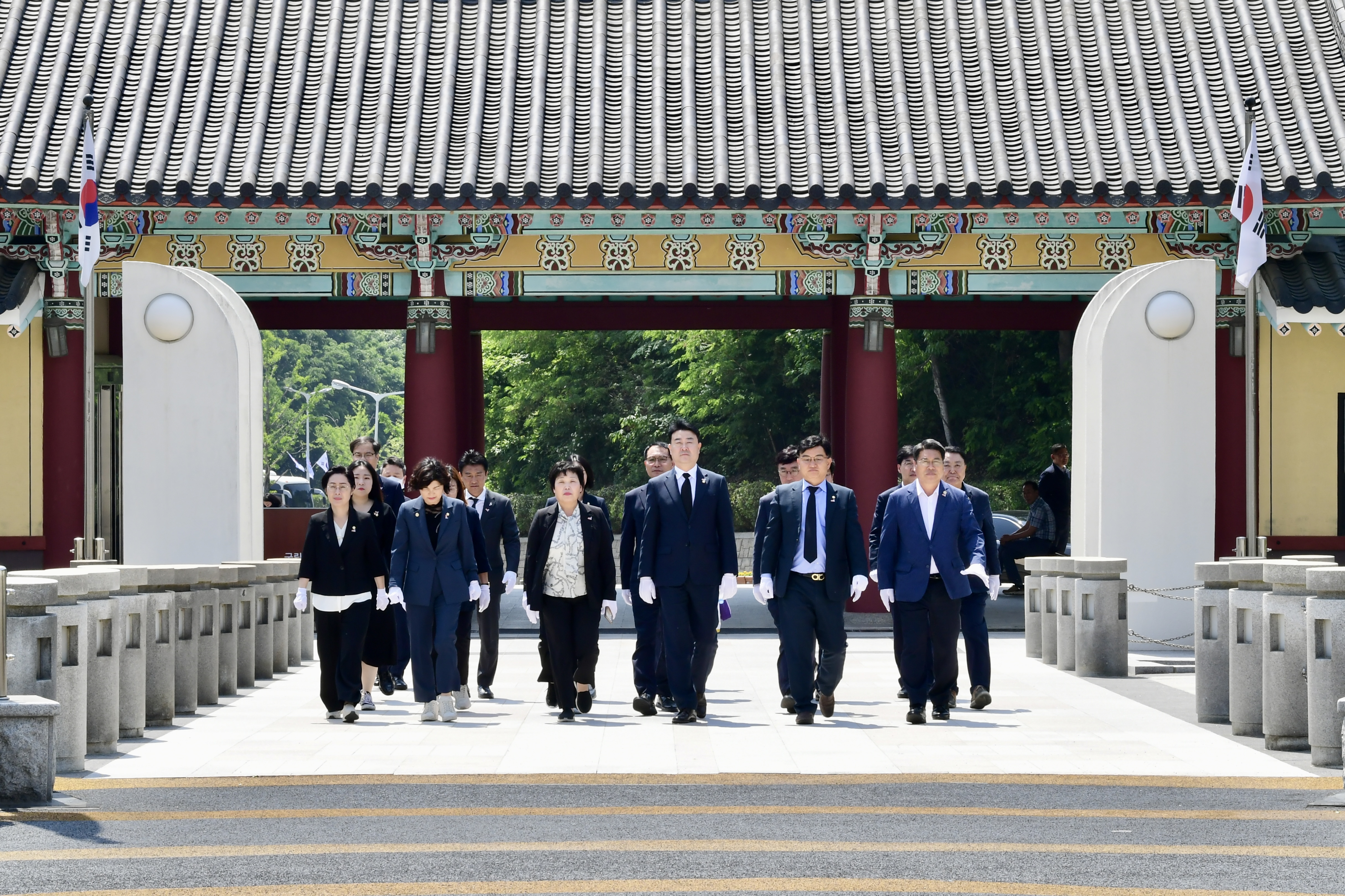 광산구의회, ‘5·18민주화운동 43주년’ 민주묘지 합동 참배 첨부이미지 : 2-1_20230516_광산구의회, ‘5·18민주화운동 43주년’ 민주묘지 합동 참배.jpeg