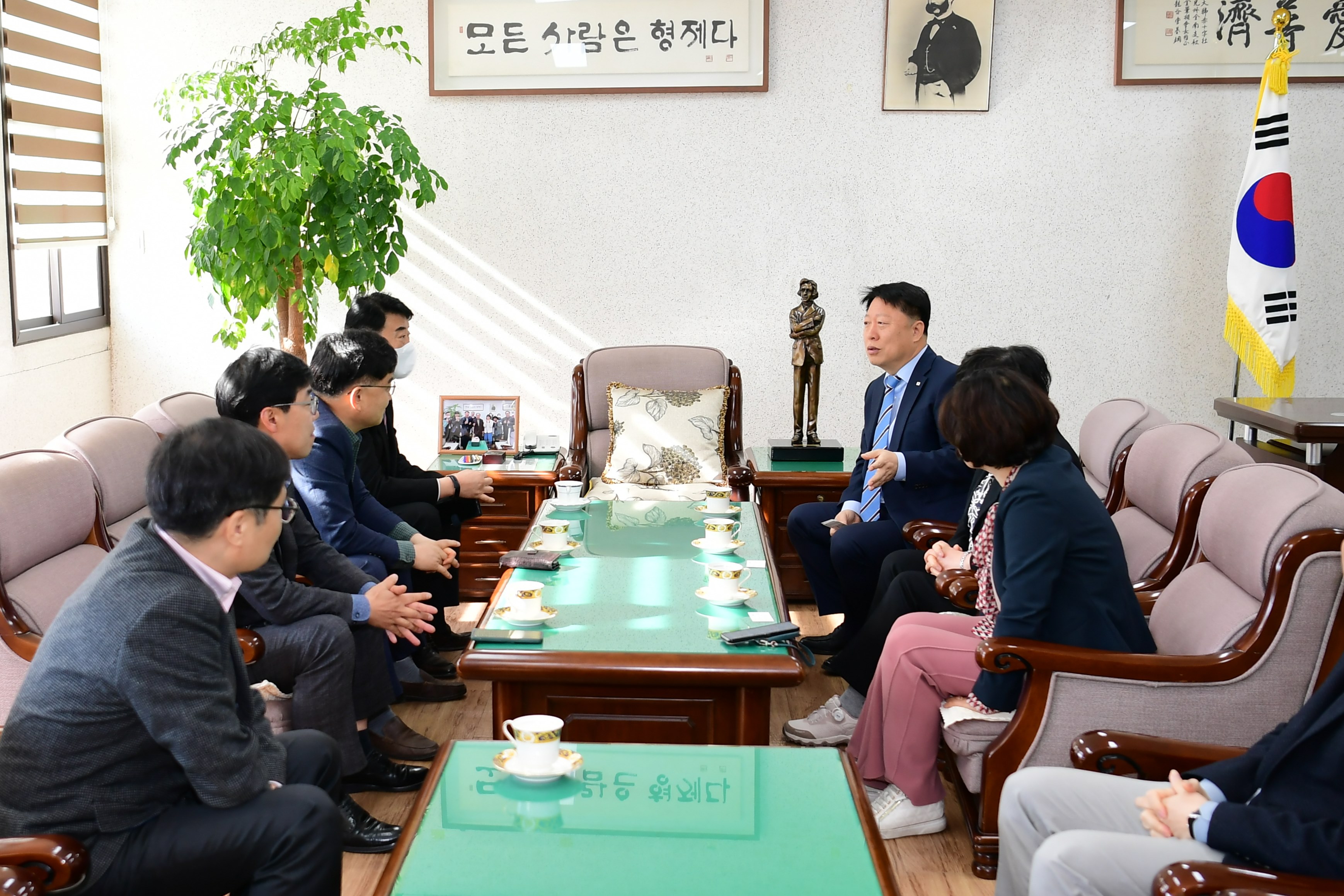 광산구의회, ‘튀르키예·시리아’ 지진 피해 구호 성금 기탁 첨부이미지 : 2-3_20230313_광산구의회, ‘튀르키예·시리아’ 지진 피해 구호 성금 기탁.JPG