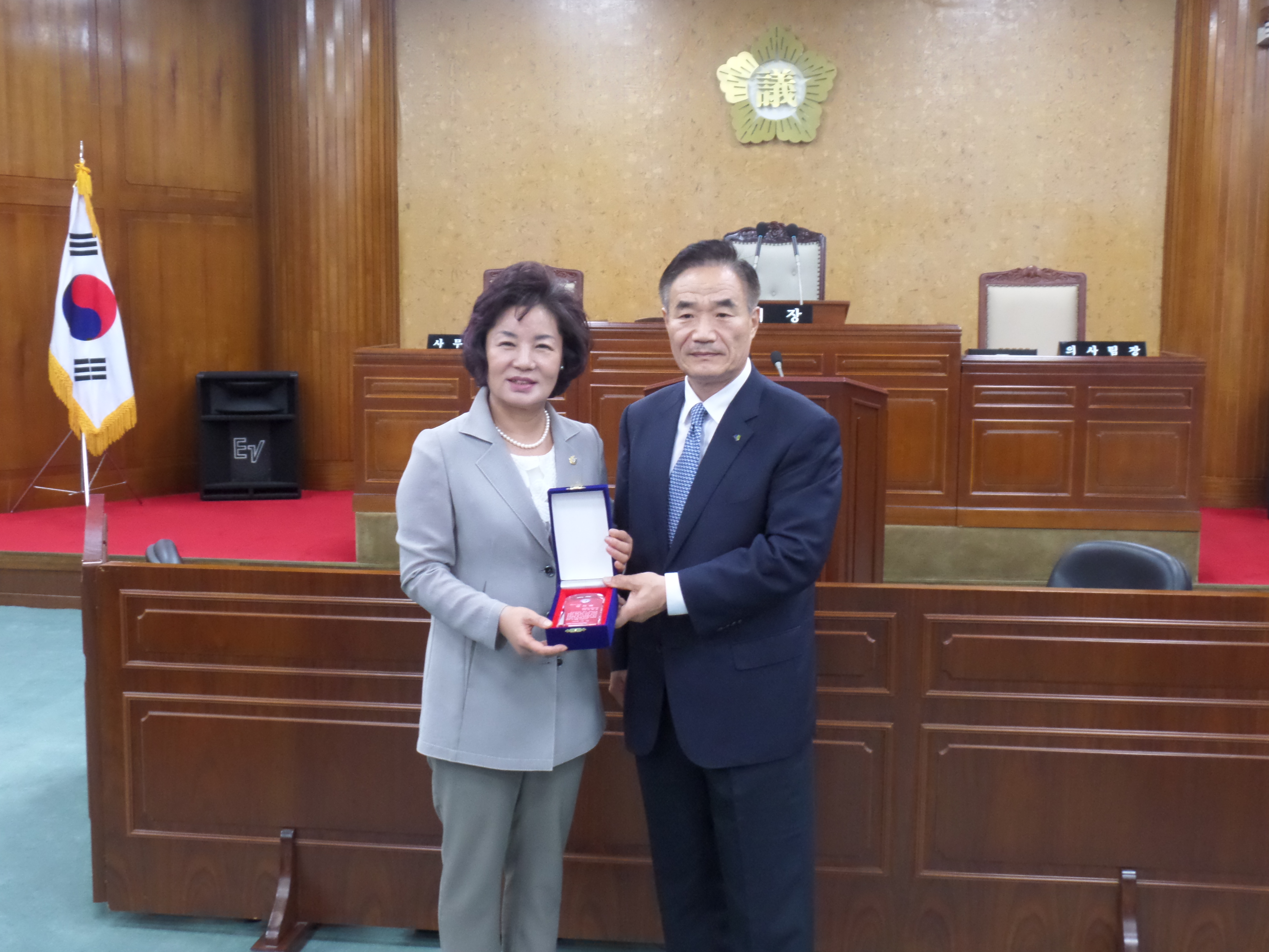 한국청소년폭력예방협회 감사패 받아 - 이영순의장 첨부이미지 : 2015.7.3.감사패 수상(의장).JPG