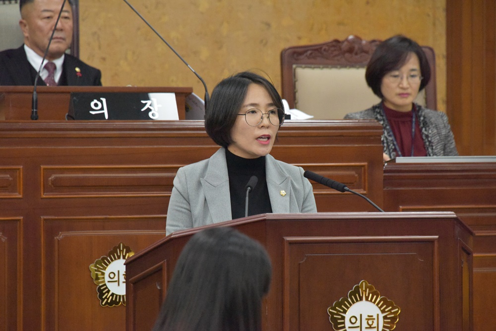 광산구의회 이귀순 의원, 구정질문 통해 어린이 보호구역 및 어린이 공원 문제 지적 첨부이미지 : s20191209 제251회 제2차 정례회 2차 본회의 구정질문_이귀순의원(3).JPG
