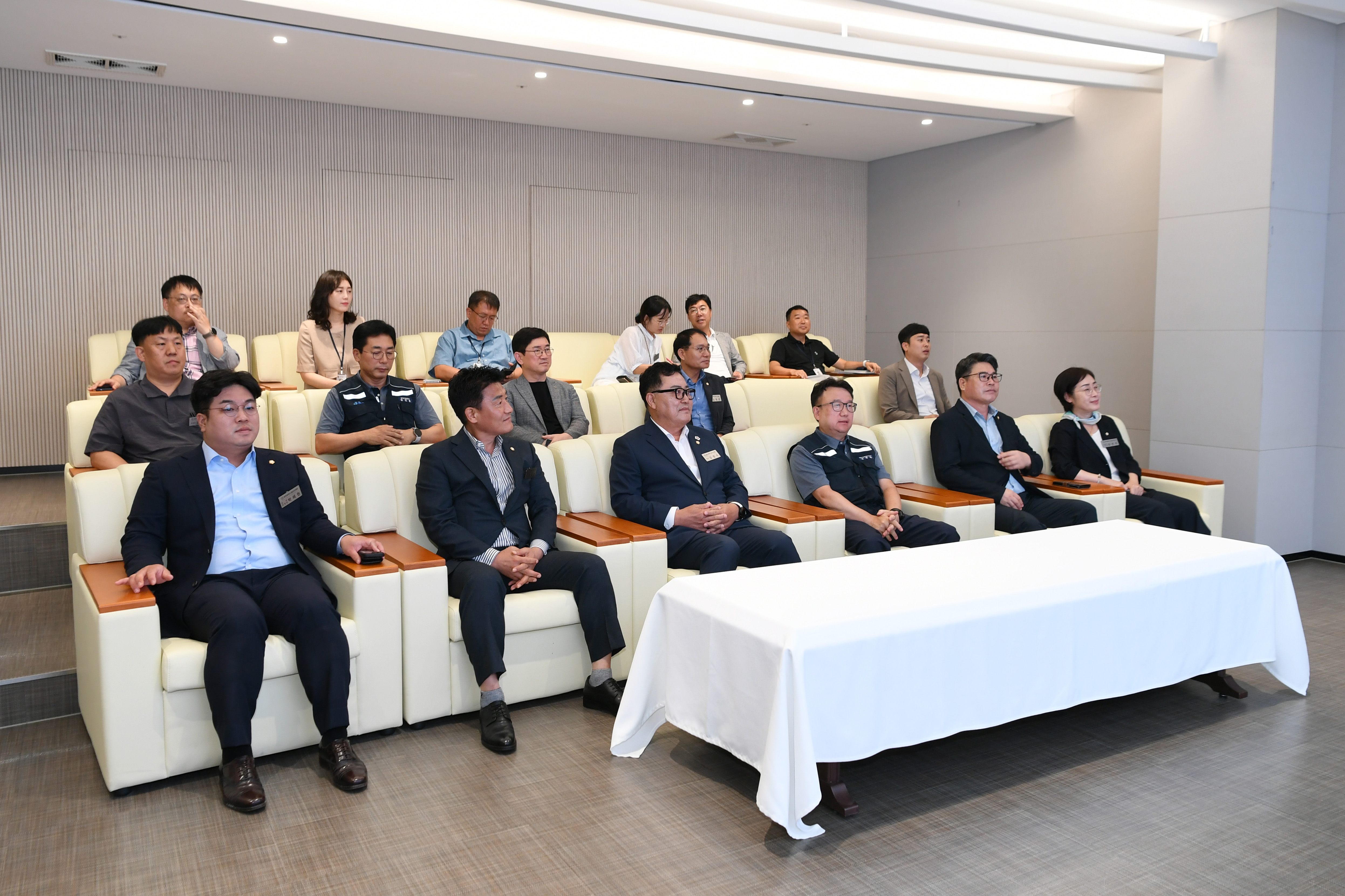 제9대 후반기 의장단 유관기관 방문 첨부이미지 : 20240814 후반기 의장단 유관기관 방문(광주글로벌모터스) (13).jpg