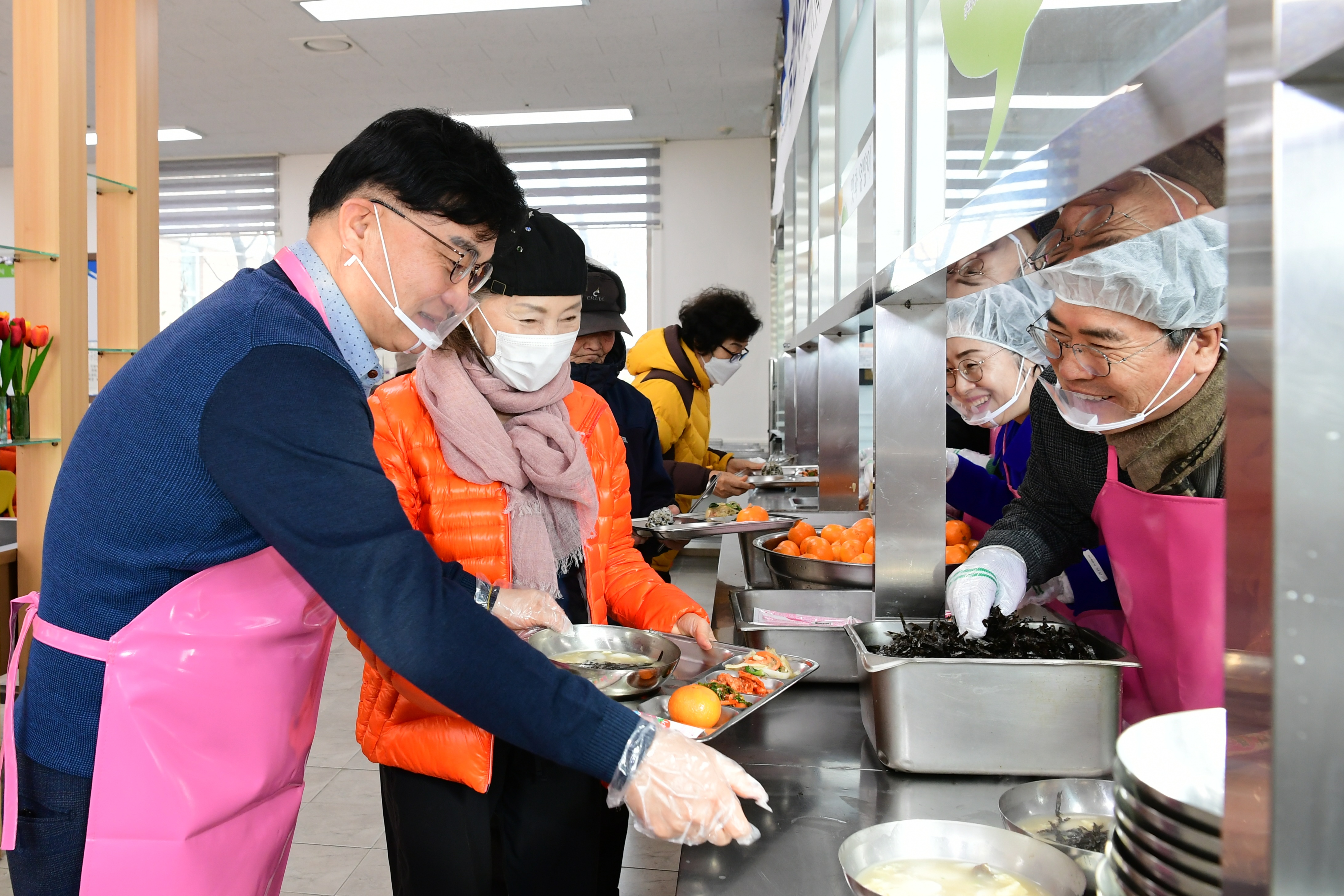 광산구의회, ‘신년 배식봉사’로 올해 첫 행보 알려 첨부이미지 : 2-4_20240111_광산구의회, ‘신년 배식봉사’로 올해 첫 행보 알려.jpeg