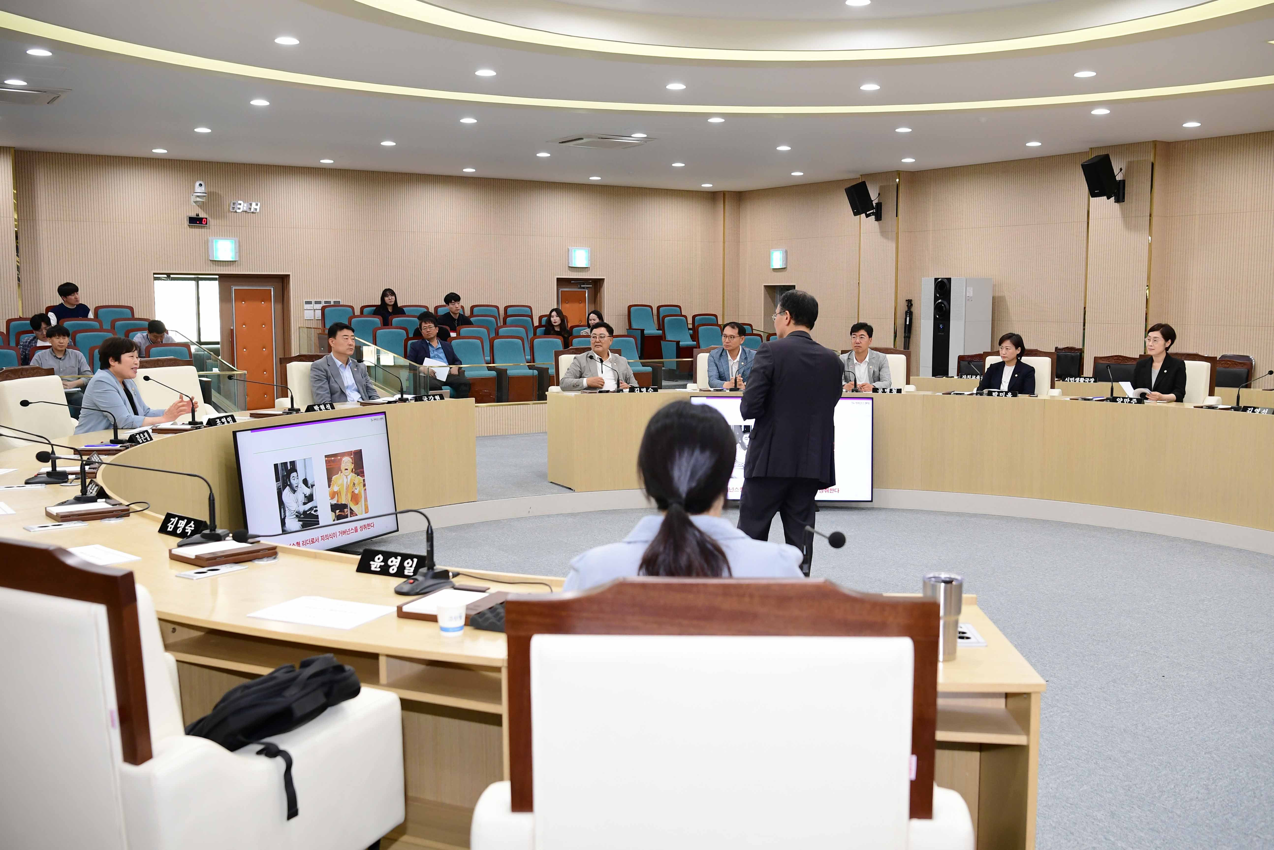 광산구의회 ‘자치분권·거버넌스 포럼’, 전문가 초청 강연 열어 첨부이미지 : 20240521 의원연구단체 자치분권과 거버넌스 포럼 초청 강연 (2).jpg