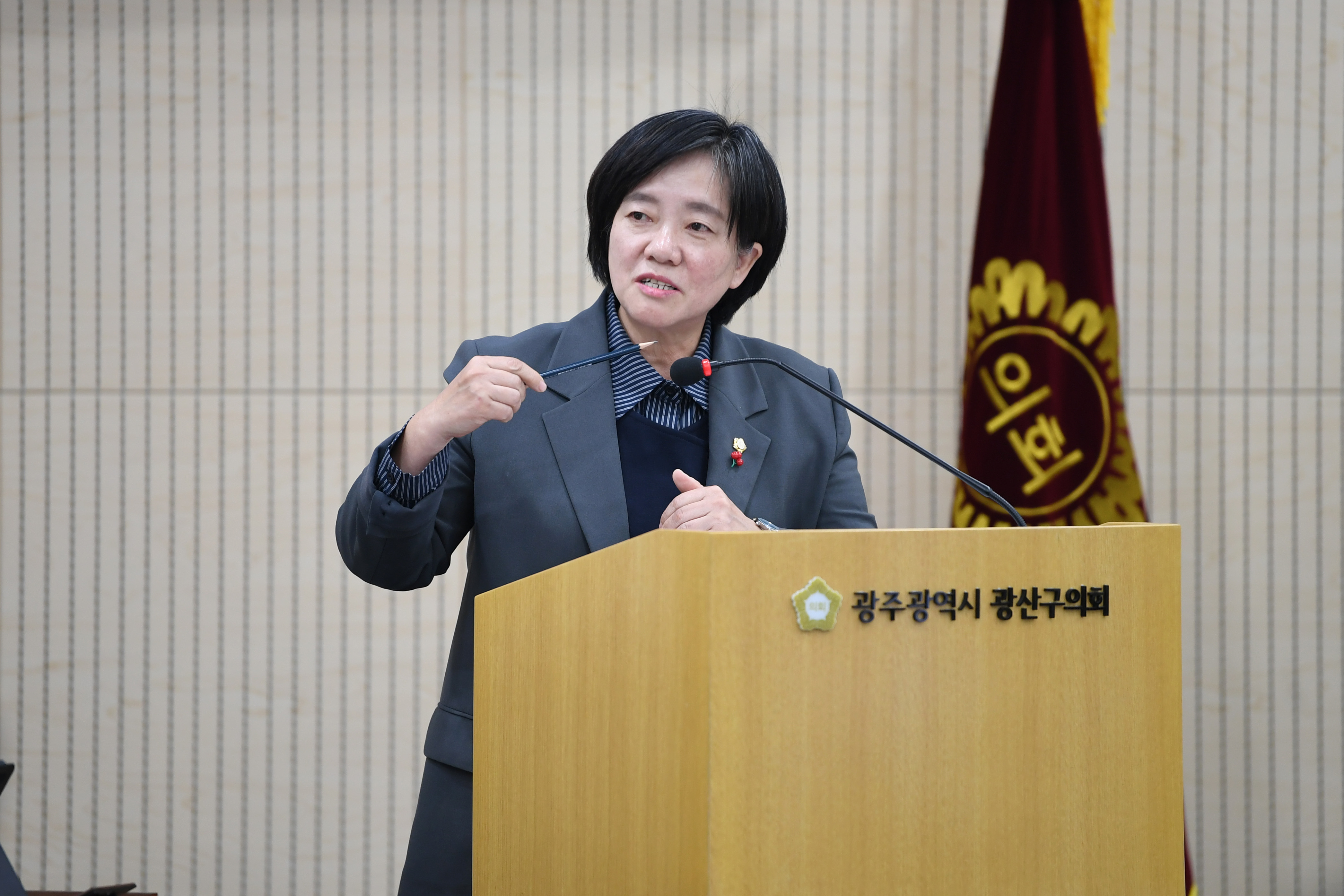 김은정 광산구의원, 첨단둘레길·시민광장 사업 ‘송곳 질문’ 첨부이미지 : 2-3_제301회 광산구의회 정례회 제3차 본회의 구정질문_김은정 의원.jpg