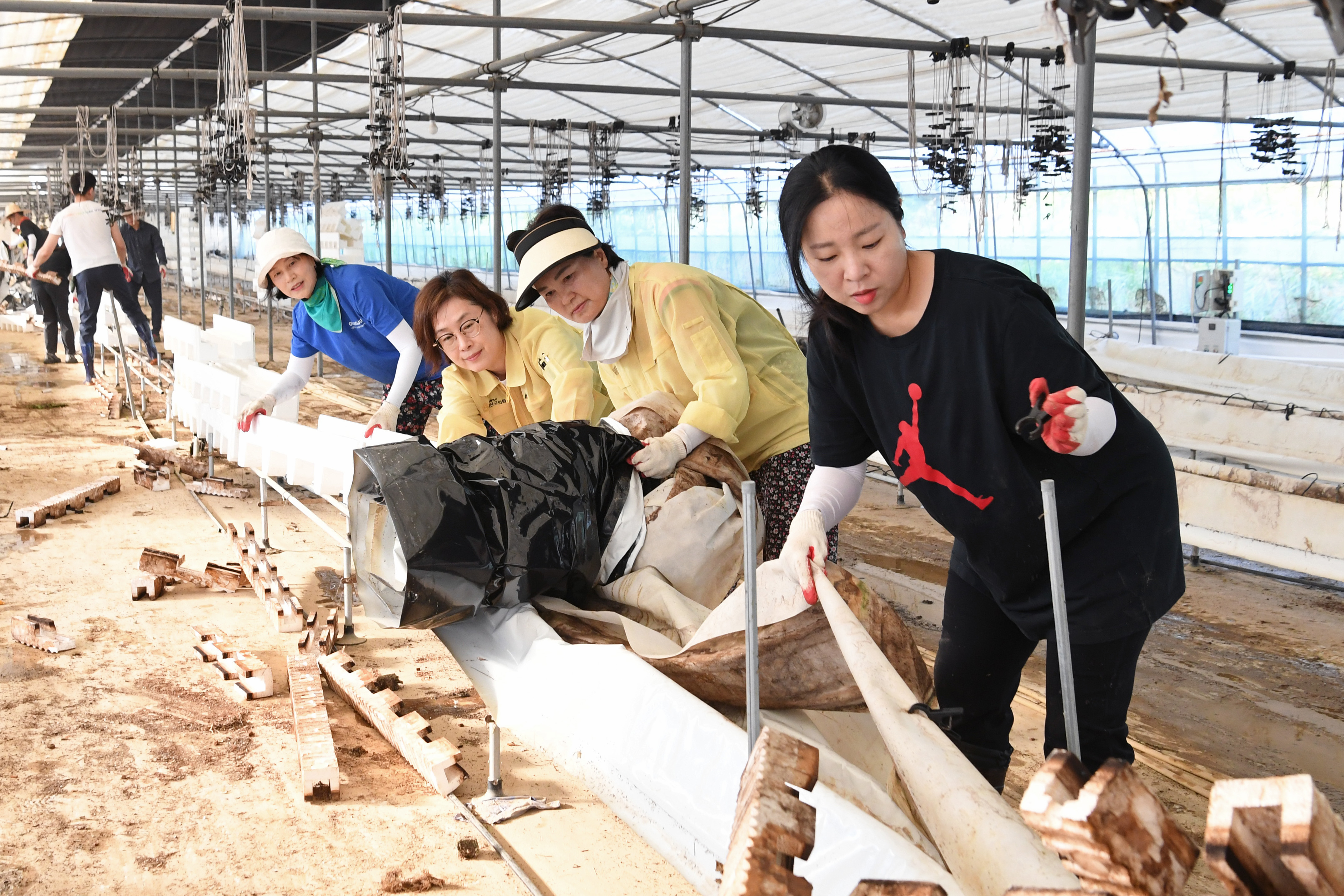 광산구의회, 집중호우 피해 농가 복구에 발 벗고 나서 첨부이미지 : 2-2_20250723_광산구의회, 집중호우 피해 농가 복구에 발 벗고 나서.jpg