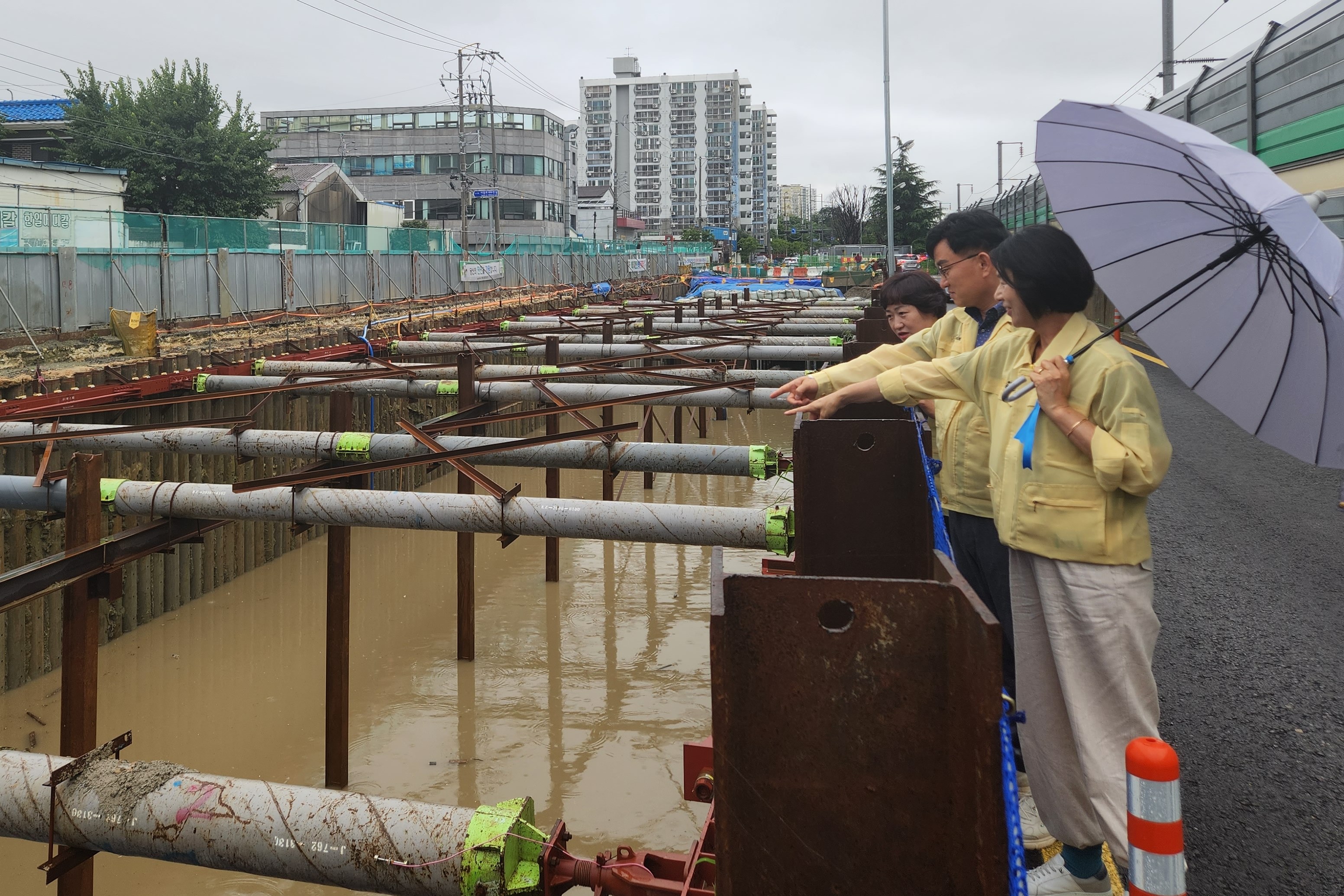 광산구의회 경제복지위원회, 임시회 중 현장찾아 의정활동 펼쳐 첨부이미지 : 2-6_20230720 제281회임시회 중 경제복지위원회 현장활동(우산지구 우수저류시설 공사현장).jpg