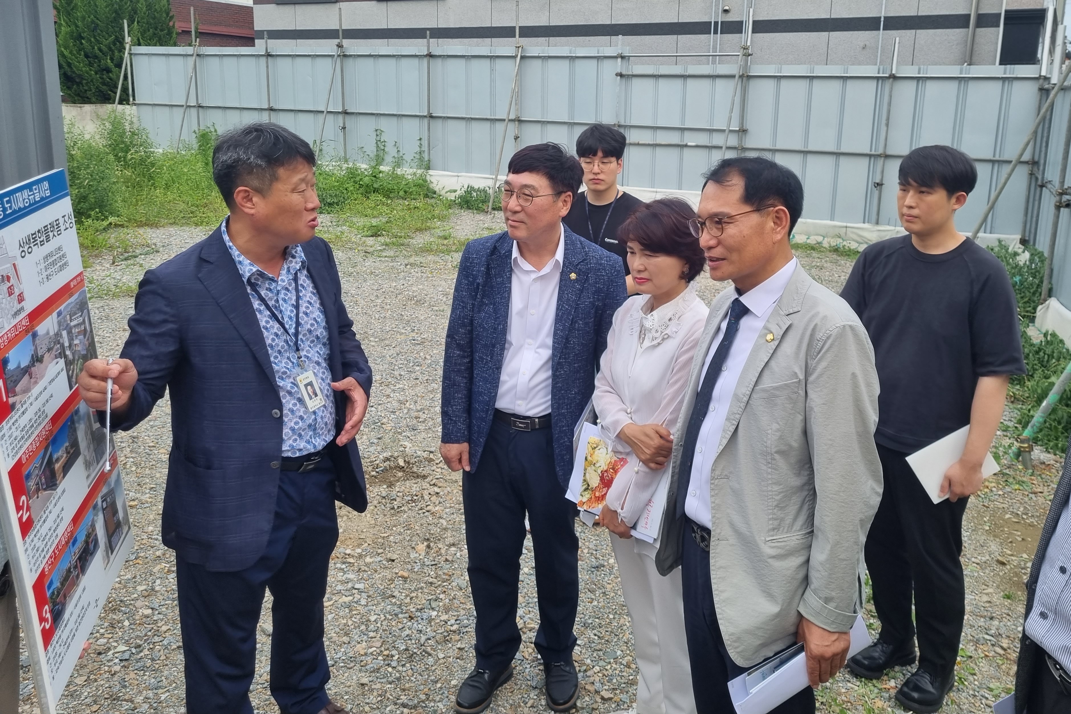 광산구의회 행정자치위원회, 임시회 중 현장찾아 의정활동 펼쳐 첨부이미지 : 2-9_20230720 제281회임시회 중 행정자치위원회 현장활동(월곡2동 도시재생사업 현장지원센터).jpg