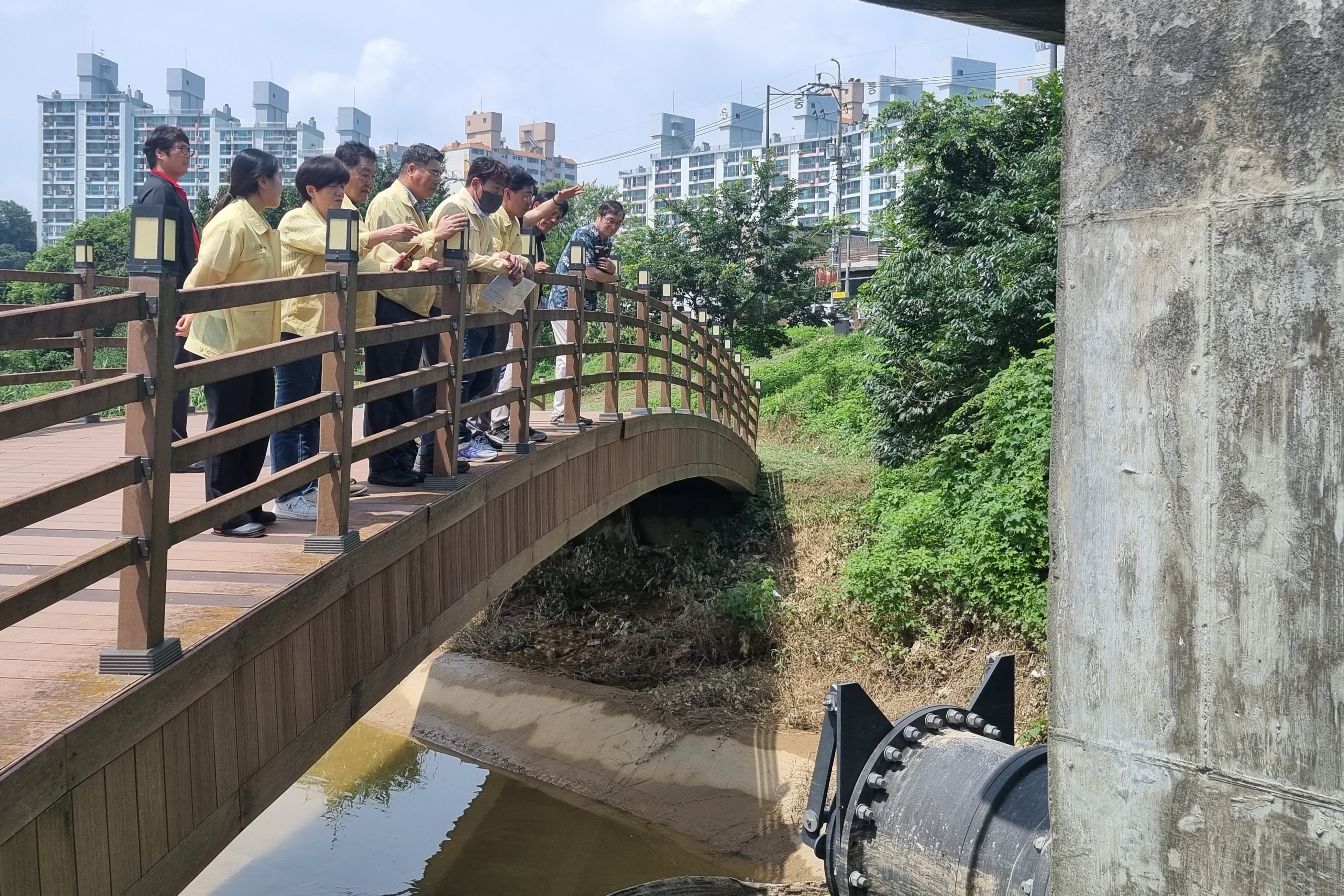 광산구의회 시민안전위원회, 임시회 중 현장찾아 의정활동 펼쳐 첨부이미지 : 2-3_20230720 제281회임시회 중 시민안전위원회 현장활동(신창동 매결마을 간이배수장).jpg