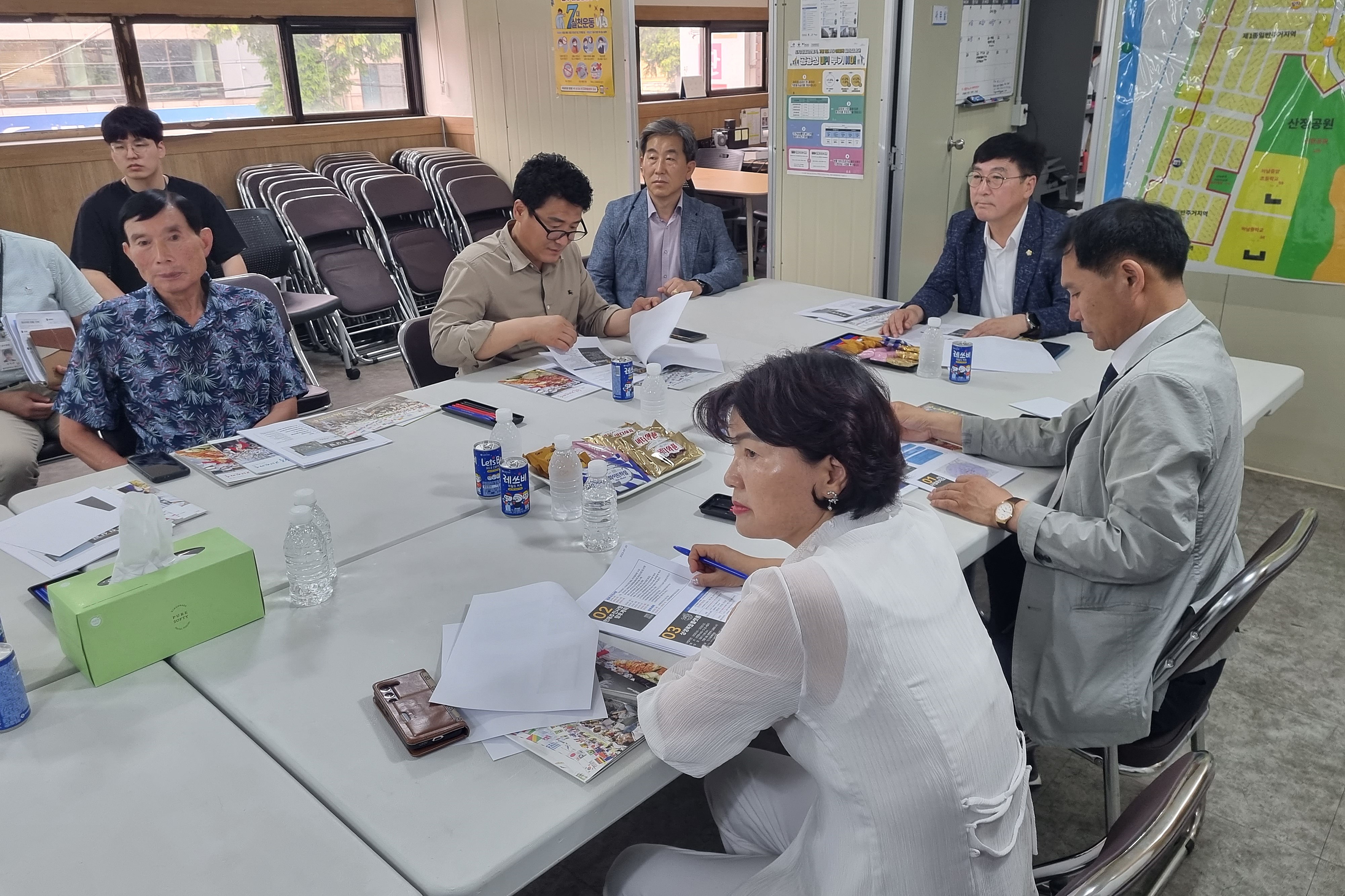 광산구의회 행정자치위원회, 임시회 중 현장찾아 의정활동 펼쳐 첨부이미지 : 2-8_20230720 제281회임시회 중 행정자치위원회 현장활동(월곡2동 도시재생사업 현장지원센터 ).jpg