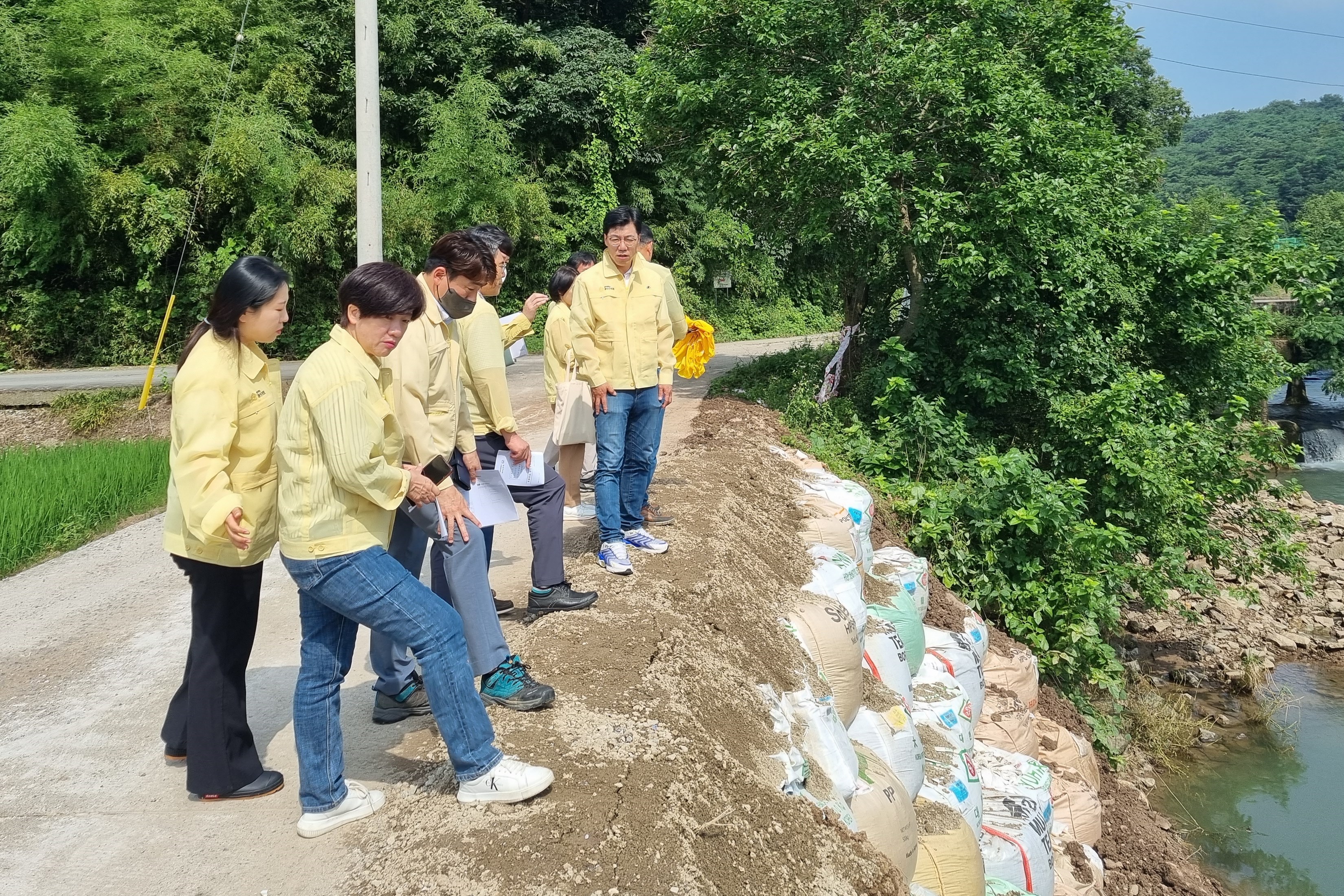 광산구의회 시민안전위원회, 임시회 중 현장찾아 의정활동 펼쳐 첨부이미지 : 2-2_20230720 제281회임시회 중 시민안전위원회 현장활동(삼거동 평림천 침수피해현장).jpg
