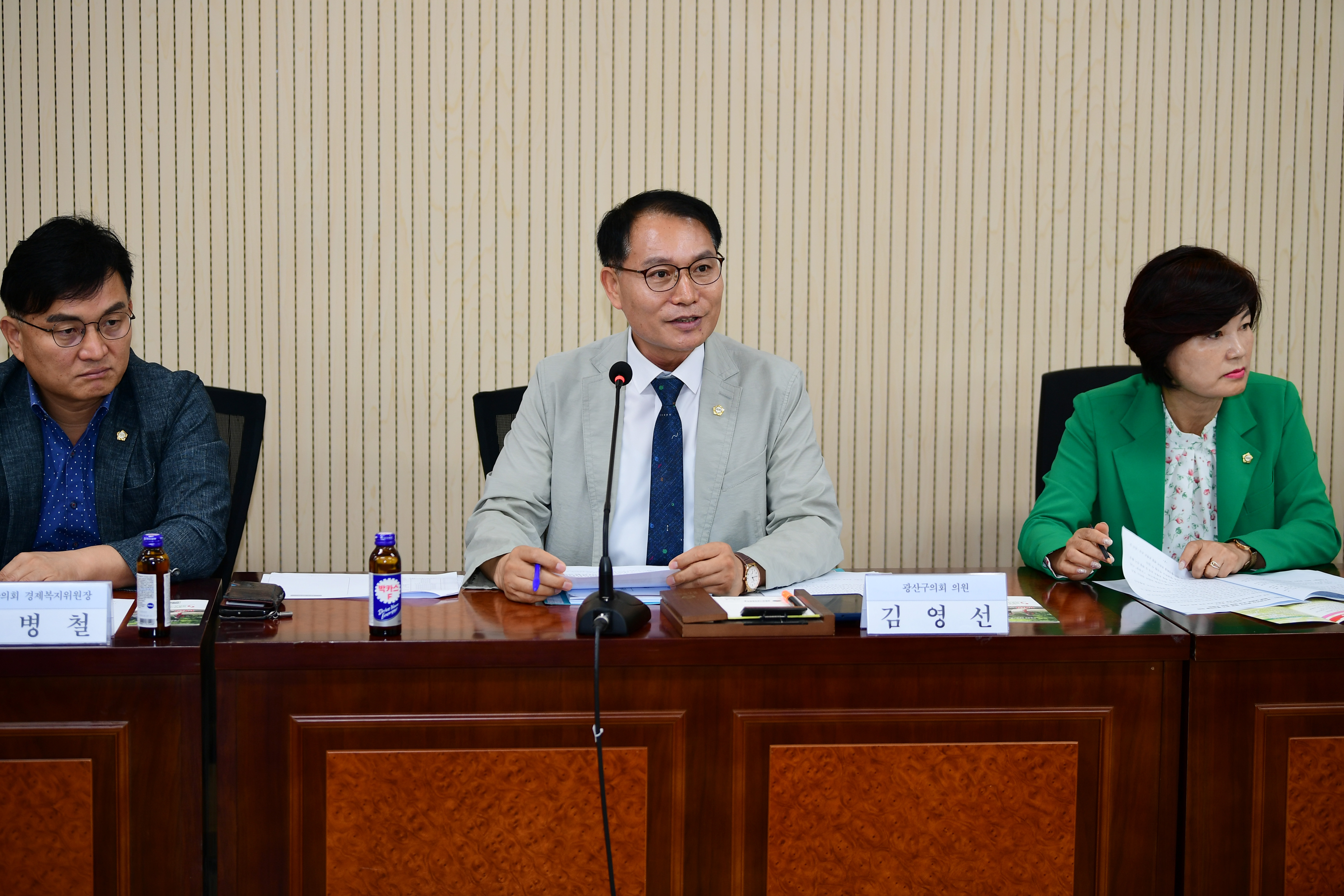 광산구의회, 걷기 좋은 ‘맨발 보행로 조성’ 간담회 첨부이미지 : 2-2_20230920_광산구의회, 걷기 좋은 ‘맨발 보행로 조성’ 간담회.jpg