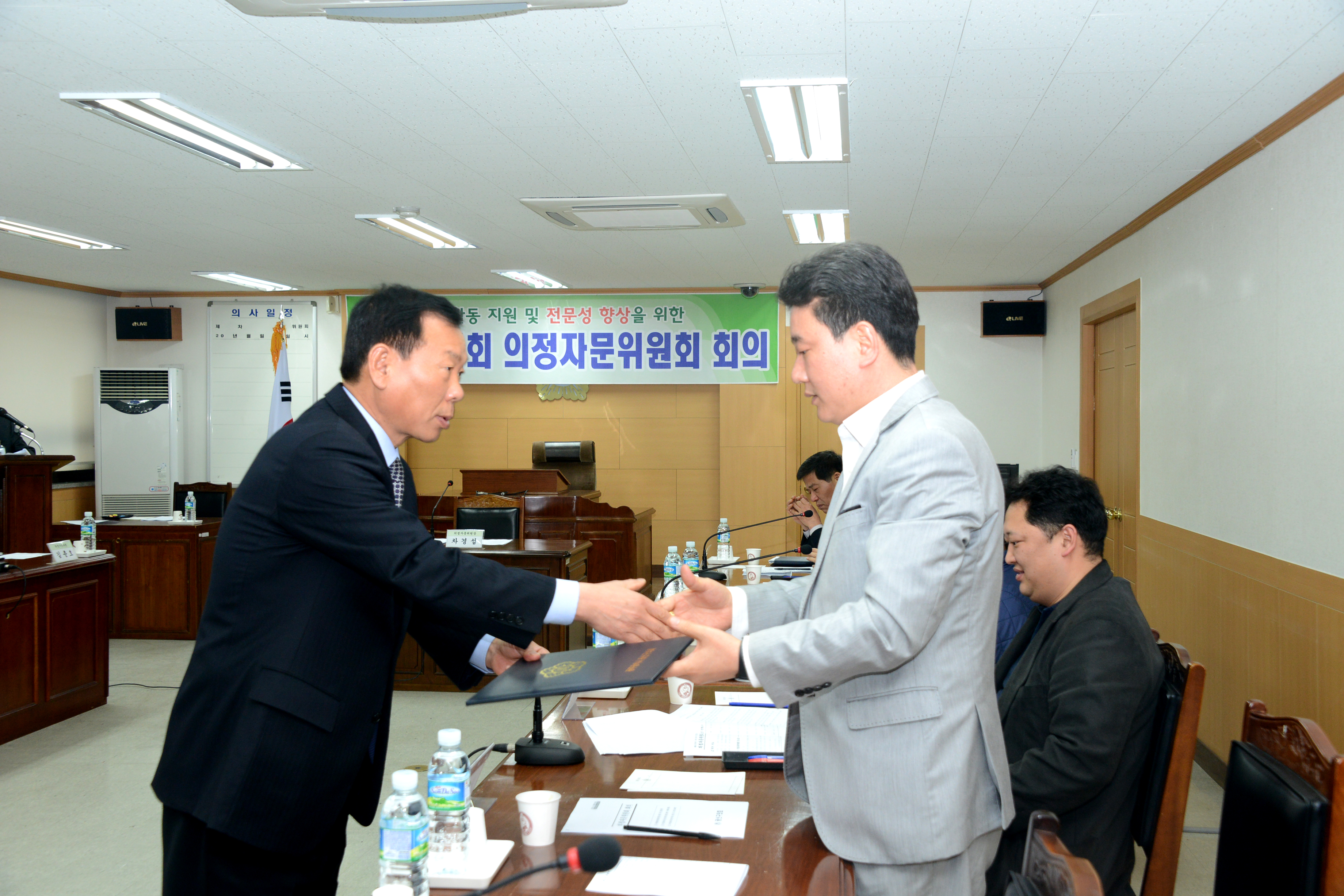 제6대후반기의정자문위원위촉장수여 첨부이미지 : 318_1363147327.jpg