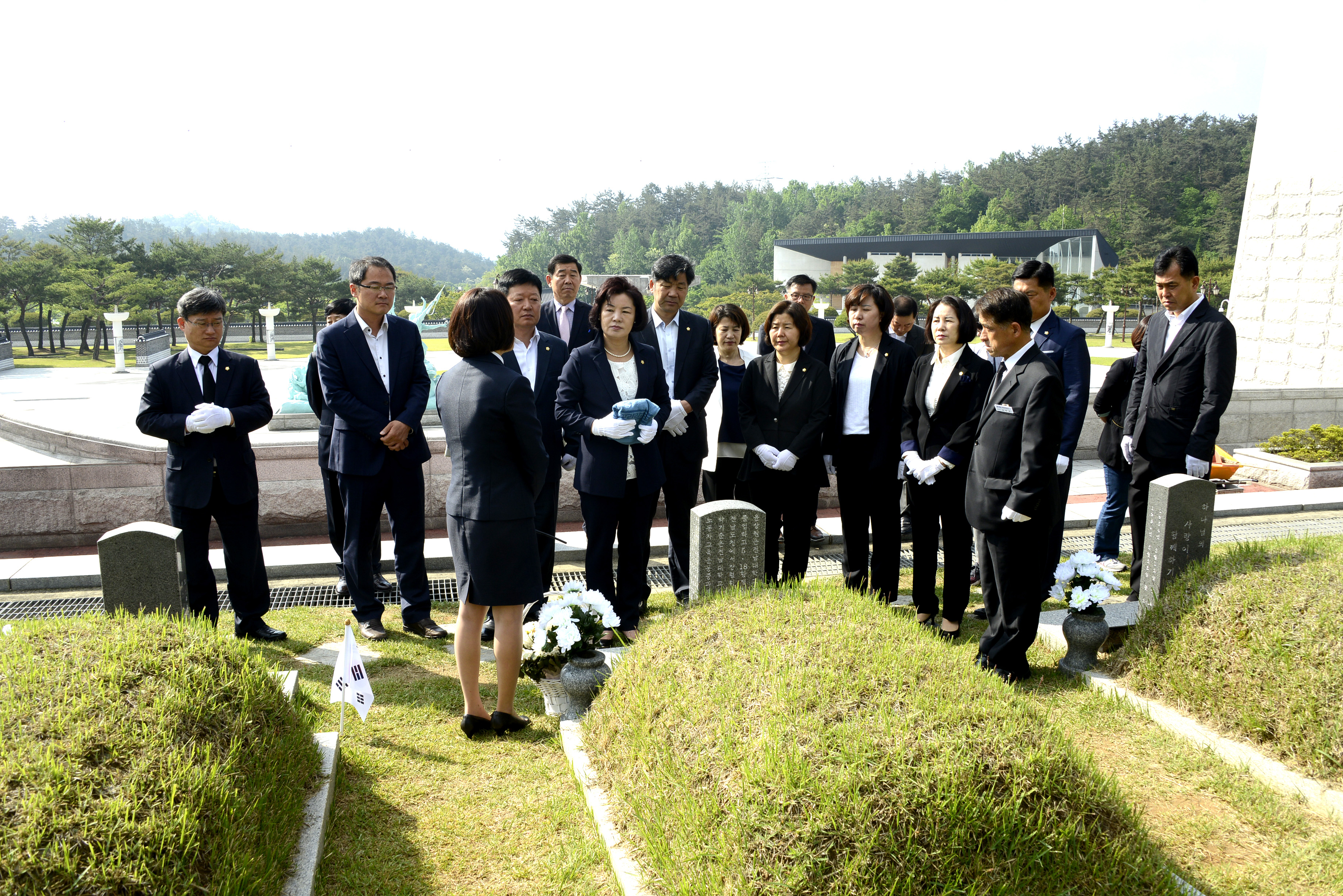 광산구의회 ‘5·18 민주묘지 참배’ 첨부이미지 : 0000000001_20160516161420_1.jpg
