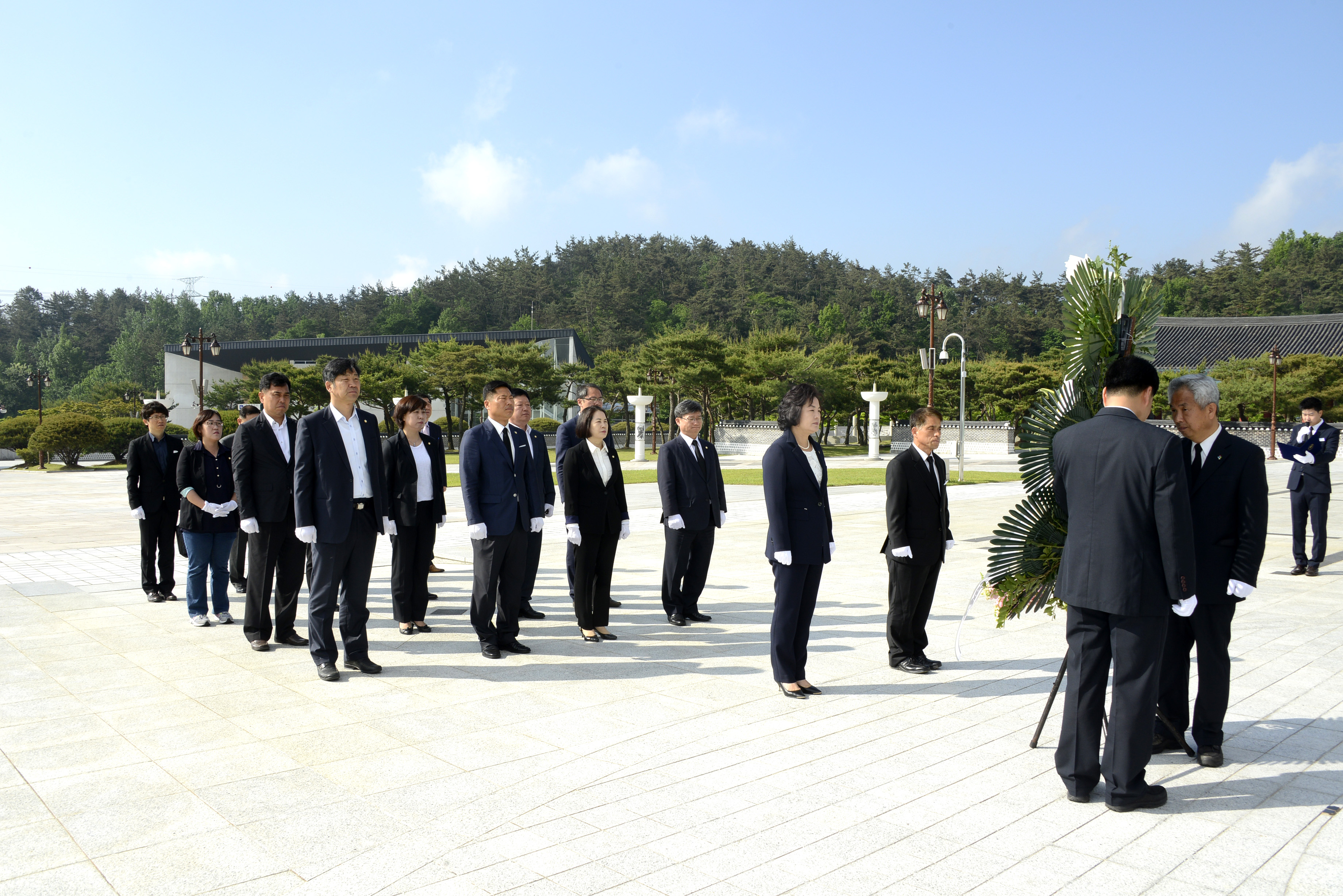 광산구의회 ‘5·18 민주묘지 참배’ 첨부이미지 : 0000000001_20160516161423_2.jpg