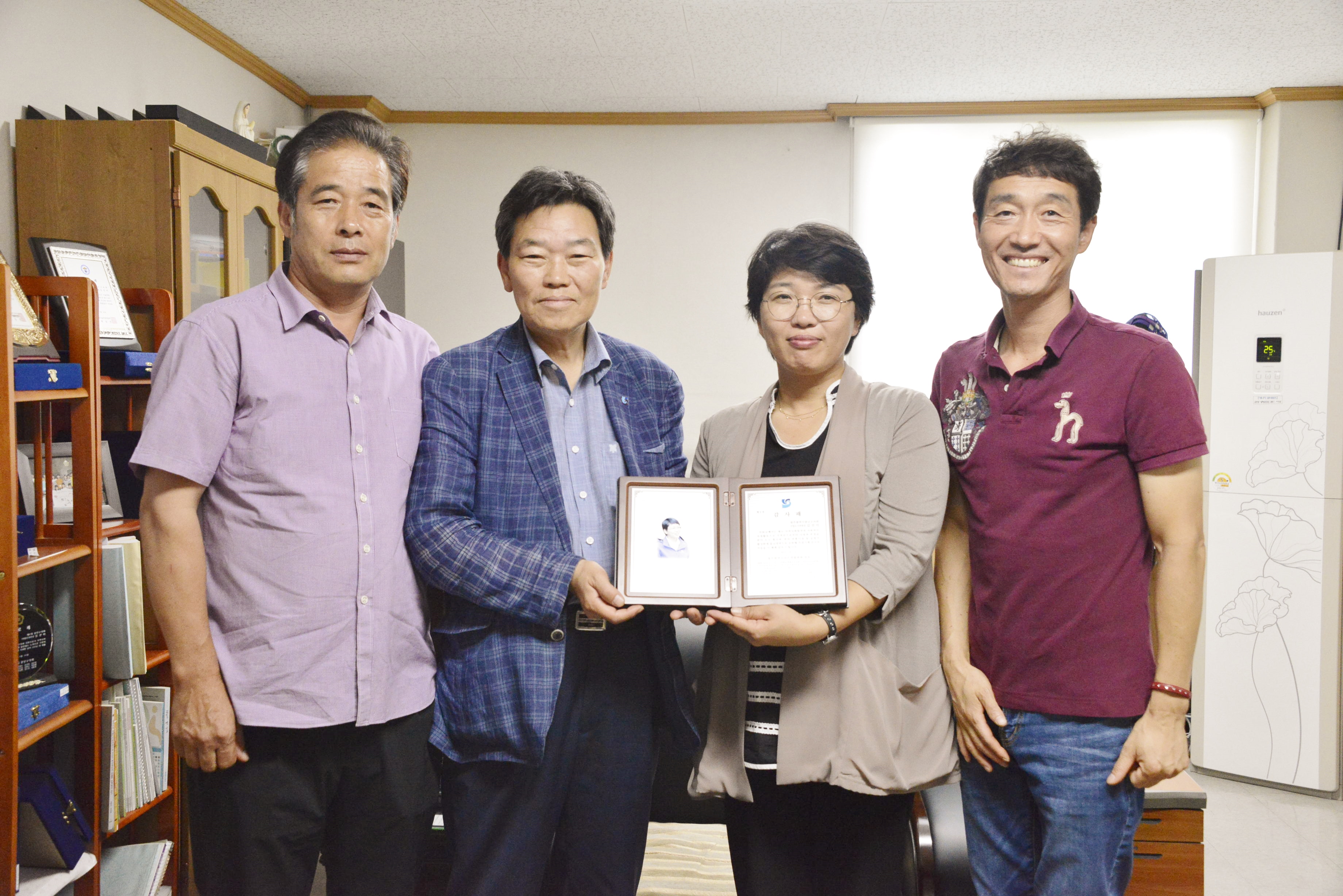 김선미 의원, 상인연합회 감사패 수여 첨부이미지 : 0000000001_20170830105850_0.jpg