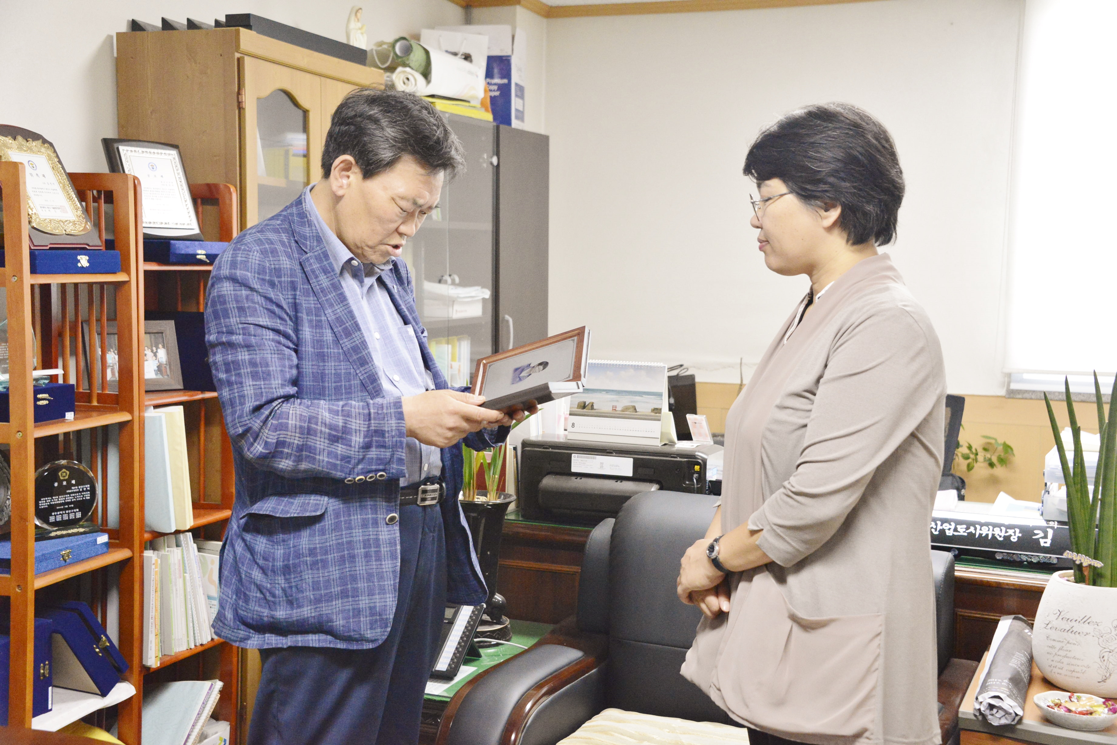 김선미 의원, 상인연합회 감사패 수여 첨부이미지 : 0000000001_20170830105853_1.jpg