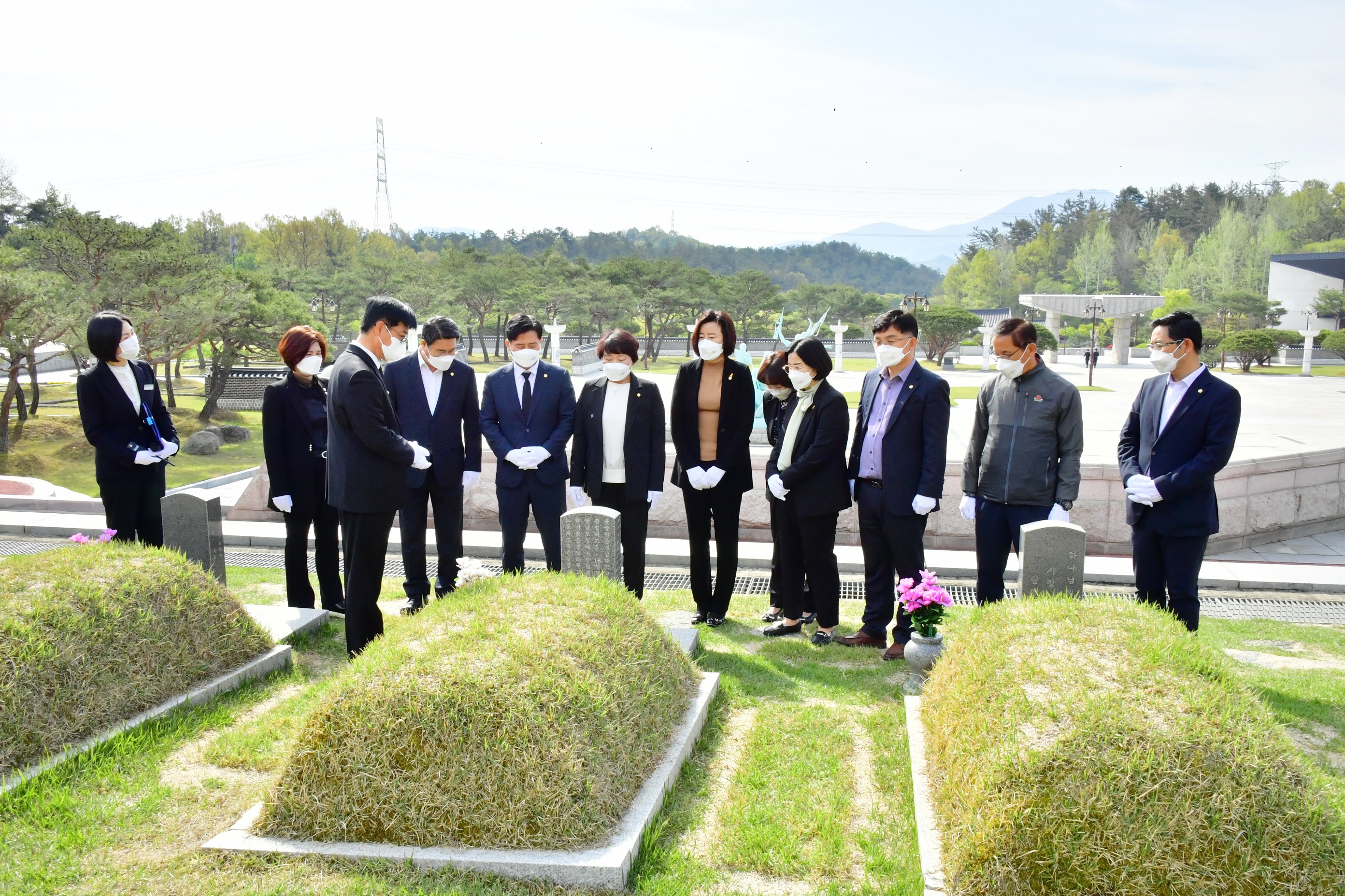 광산구의회, 개원 30주년 맞아 5‧18국립묘지 참배 첨부이미지 : 0000000001_20210415145909_2.JPG