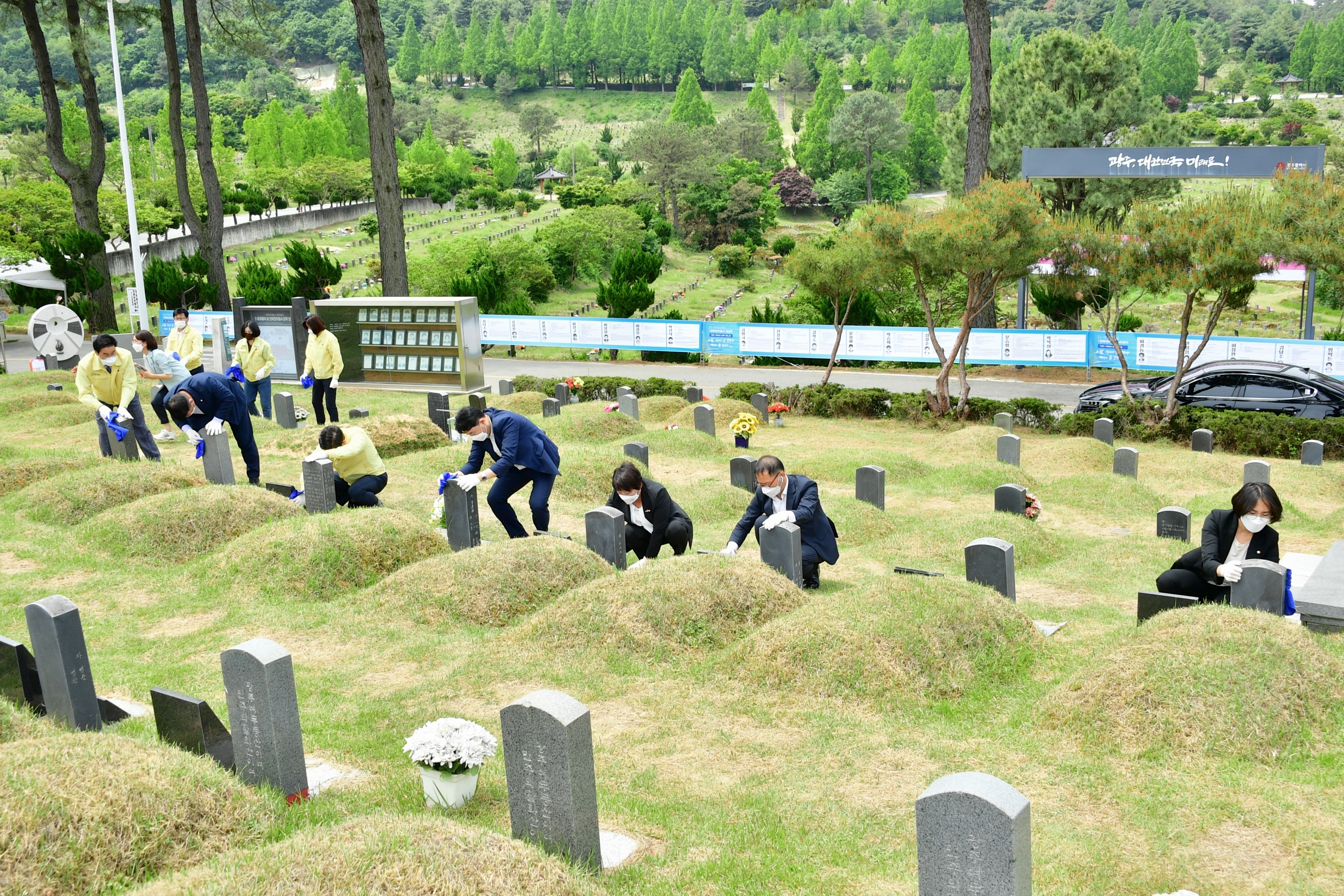 광산구의회, 5‧18민주화운동 41주기 앞두고 묘비 닦기 활동  첨부이미지 : 0000000001_20210514145936_1.jpg