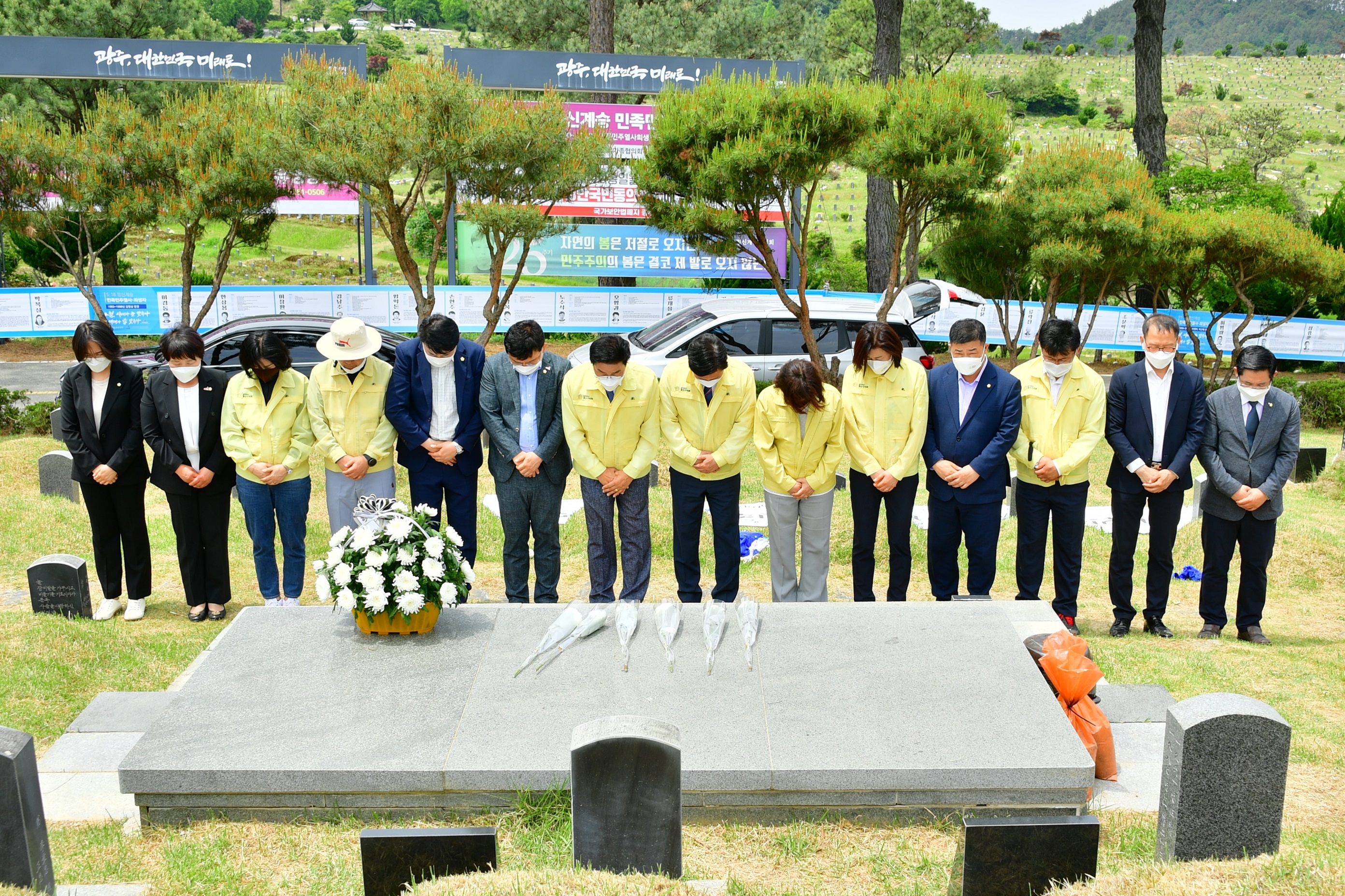 광산구의회, 5‧18민주화운동 41주기 앞두고 묘비 닦기 활동  첨부이미지 : 0000000001_20210514145938_2.jpg